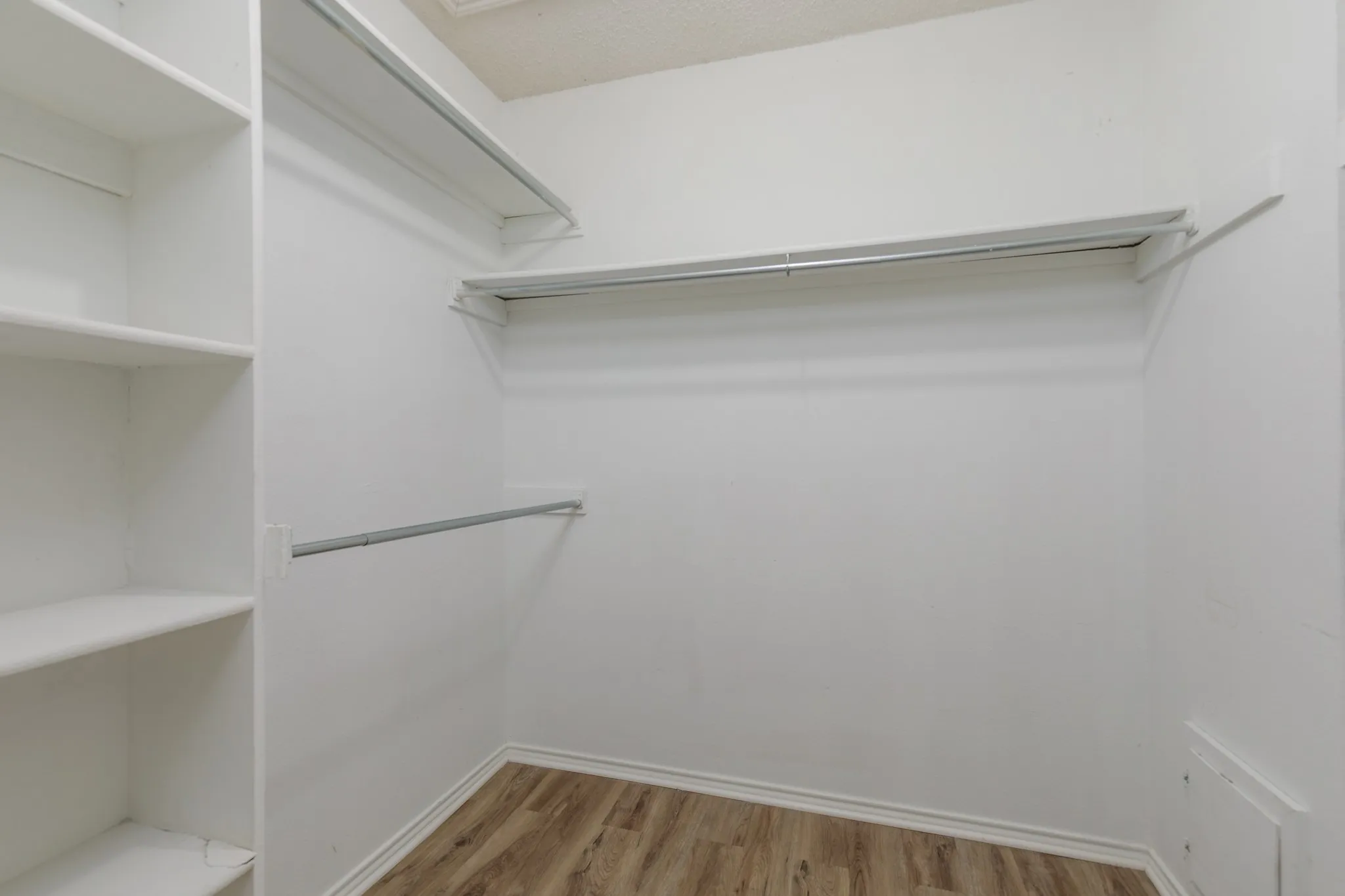 Condominium For Sale in Dallas County , 8404 Forest Lane 203, Dallas, Texas 75243, 1 Bedroom, 2 Bathroom, Garage spaces, 745 Sqft, built in 1984, mls#21348681, Real Estate Agent in Dallas, Homes For Sale in Dallas county, Homes For Sale in Dallas, Realtor in Dallas Texas, Real Estate Brokerage Independent Realty Texas, Luminita Cordes Realtor