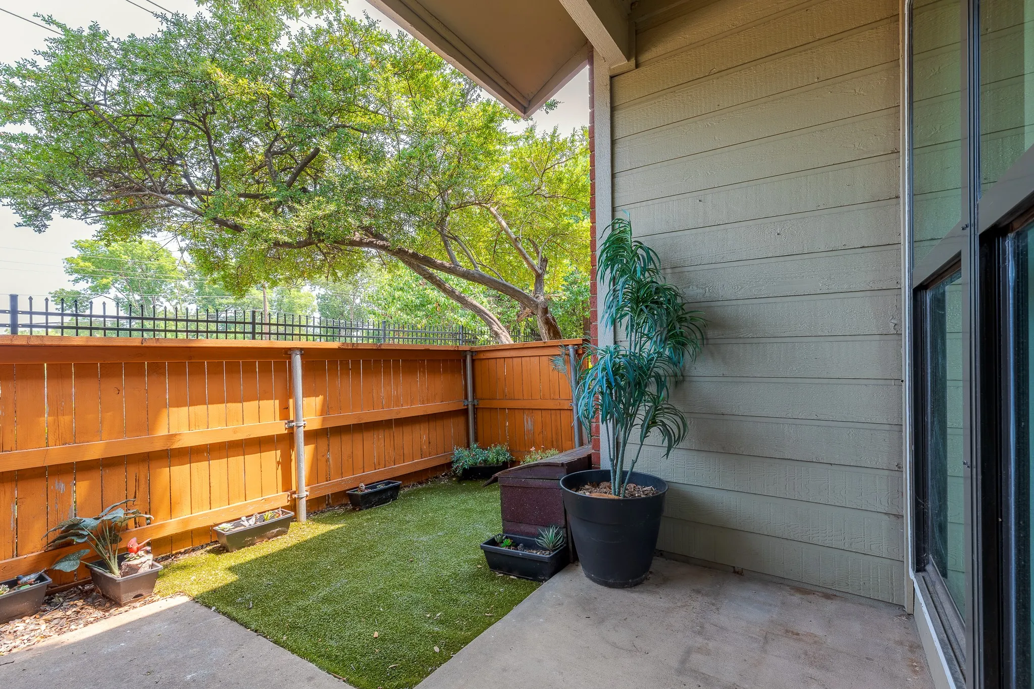 Condominium For Sale in Dallas County , 8404 Forest Lane 203, Dallas, Texas 75243, 1 Bedroom, 2 Bathroom, Garage spaces, 745 Sqft, built in 1984, mls#21348681, Real Estate Agent in Dallas, Homes For Sale in Dallas county, Homes For Sale in Dallas, Realtor in Dallas Texas, Real Estate Brokerage Independent Realty Texas, Luminita Cordes Realtor