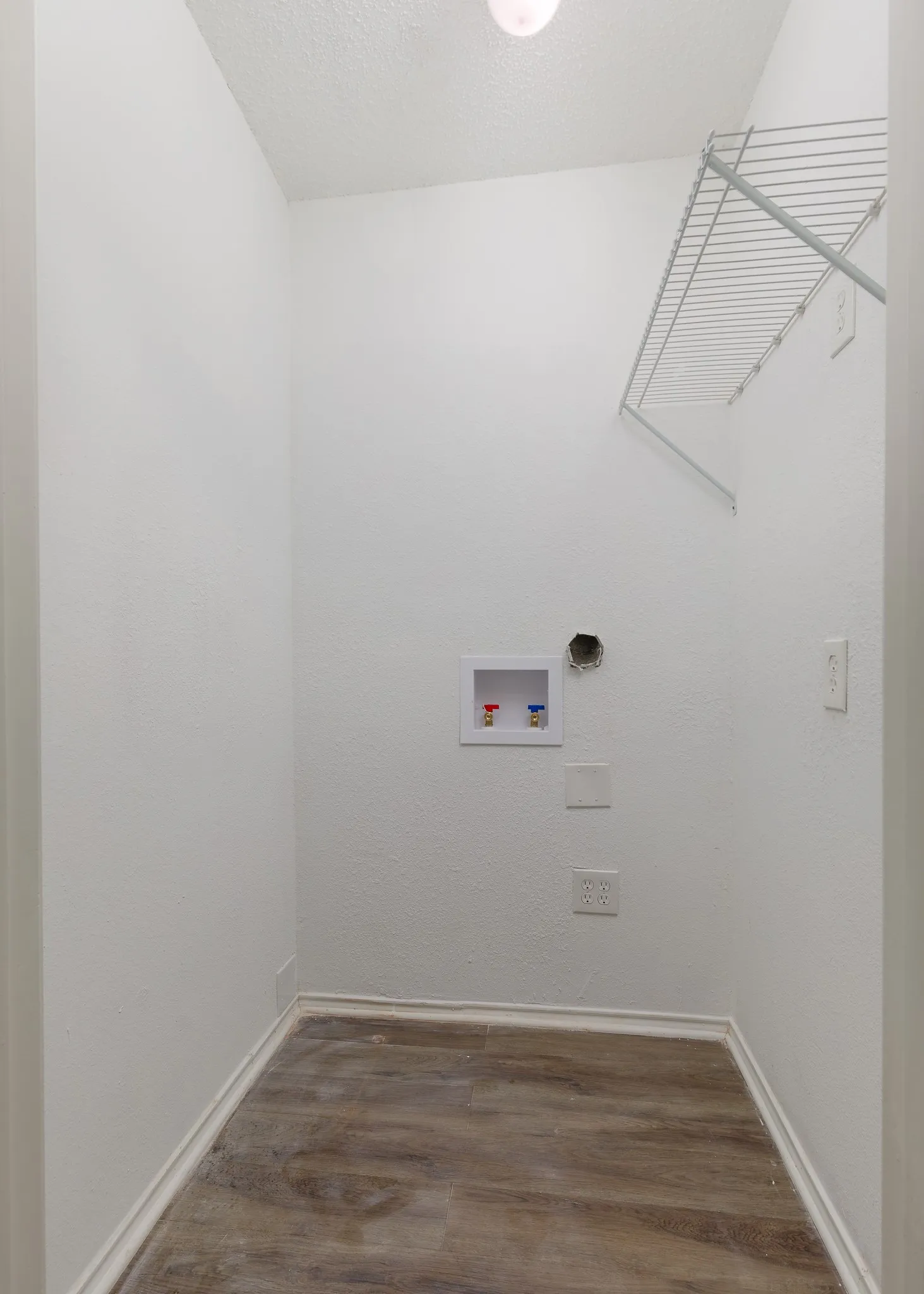 Condominium For Sale in Dallas County , 8404 Forest Lane 203, Dallas, Texas 75243, 1 Bedroom, 2 Bathroom, Garage spaces, 745 Sqft, built in 1984, mls#21348681, Real Estate Agent in Dallas, Homes For Sale in Dallas county, Homes For Sale in Dallas, Realtor in Dallas Texas, Real Estate Brokerage Independent Realty Texas, Luminita Cordes Realtor