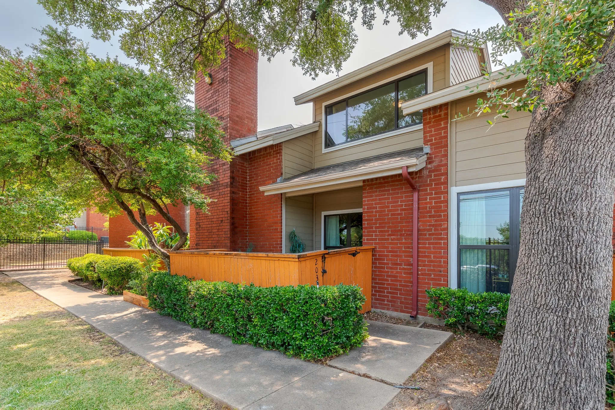Condominium For Sale in Dallas County , 8404 Forest Lane 203, Dallas, Texas 75243, 1 Bedroom, 2 Bathroom, Garage spaces, 745 Sqft, built in 1984, mls#21348681, Real Estate Agent in Dallas, Homes For Sale in Dallas county, Homes For Sale in Dallas, Realtor in Dallas Texas, Real Estate Brokerage Independent Realty Texas, Luminita Cordes Realtor