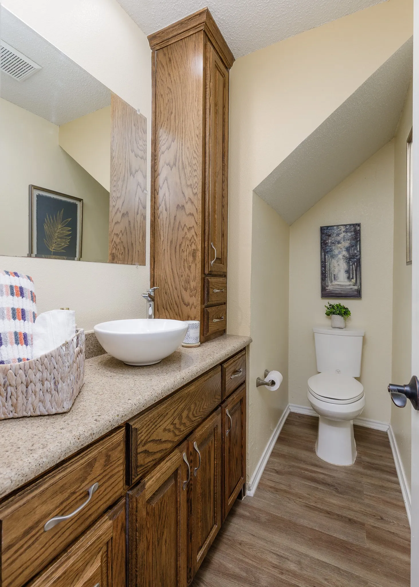 Condominium For Sale in Dallas County , 8404 Forest Lane 203, Dallas, Texas 75243, 1 Bedroom, 2 Bathroom, Garage spaces, 745 Sqft, built in 1984, mls#21348681, Real Estate Agent in Dallas, Homes For Sale in Dallas county, Homes For Sale in Dallas, Realtor in Dallas Texas, Real Estate Brokerage Independent Realty Texas, Luminita Cordes Realtor