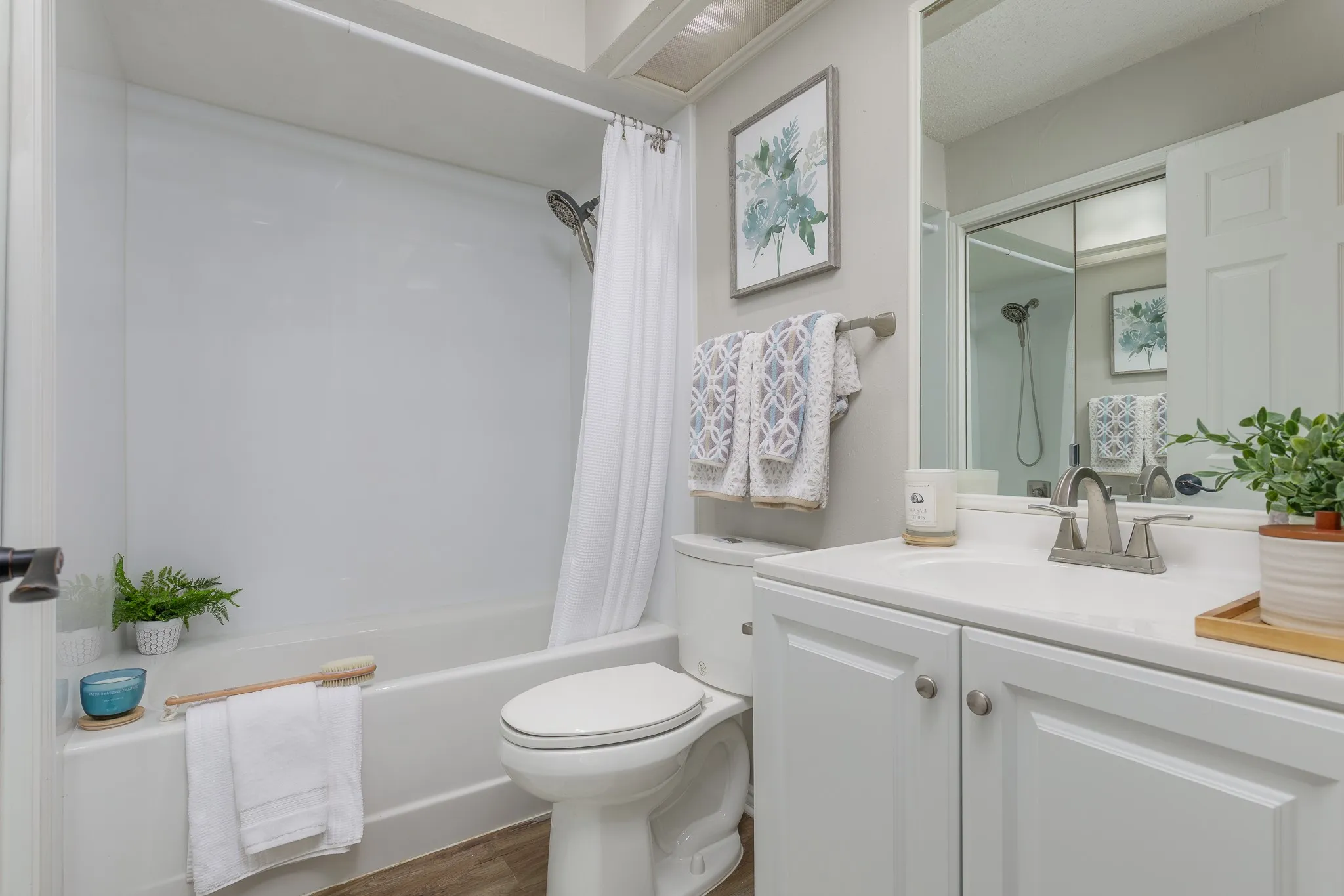 Condominium For Sale in Dallas County , 8404 Forest Lane 203, Dallas, Texas 75243, 1 Bedroom, 2 Bathroom, Garage spaces, 745 Sqft, built in 1984, mls#21348681, Real Estate Agent in Dallas, Homes For Sale in Dallas county, Homes For Sale in Dallas, Realtor in Dallas Texas, Real Estate Brokerage Independent Realty Texas, Luminita Cordes Realtor