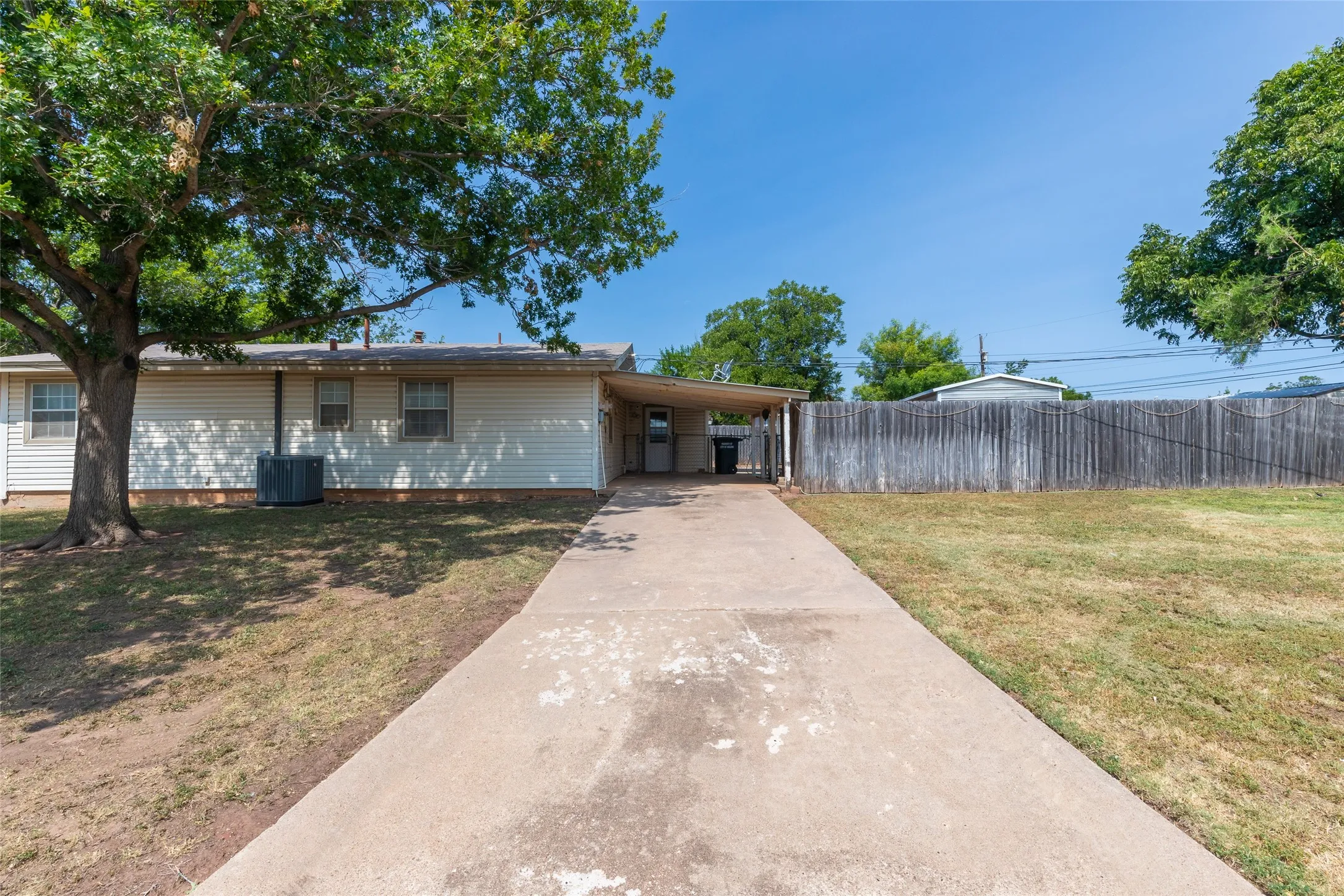 Single Family Residence For Sale in Taylor County , 2502 Bennett Drive, Abilene, Texas 79605, 4 Bedroom, 2 Bathroom, Garage spaces, 1,660 Sqft, built in 1958, mls#21350481, Real Estate Agent in Abilene, Homes For Sale in Taylor county, Homes For Sale in Abilene, Realtor in Abilene Texas, Real Estate Brokerage Independent Realty Texas, Luminita Cordes Realtor