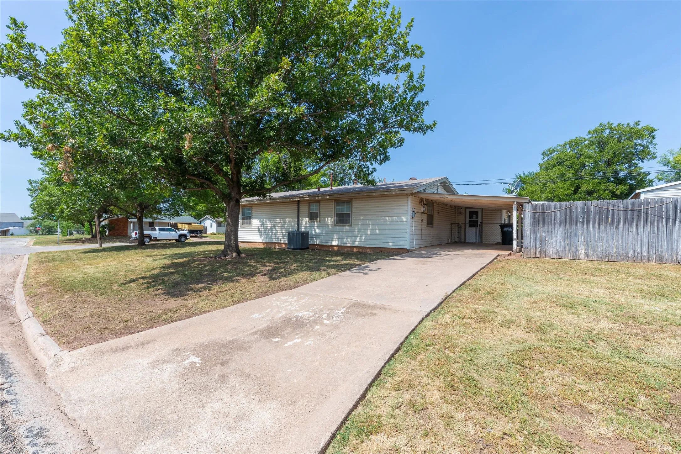 Single Family Residence For Sale in Taylor County , 2502 Bennett Drive, Abilene, Texas 79605, 4 Bedroom, 2 Bathroom, Garage spaces, 1,660 Sqft, built in 1958, mls#21350481, Real Estate Agent in Abilene, Homes For Sale in Taylor county, Homes For Sale in Abilene, Realtor in Abilene Texas, Real Estate Brokerage Independent Realty Texas, Luminita Cordes Realtor