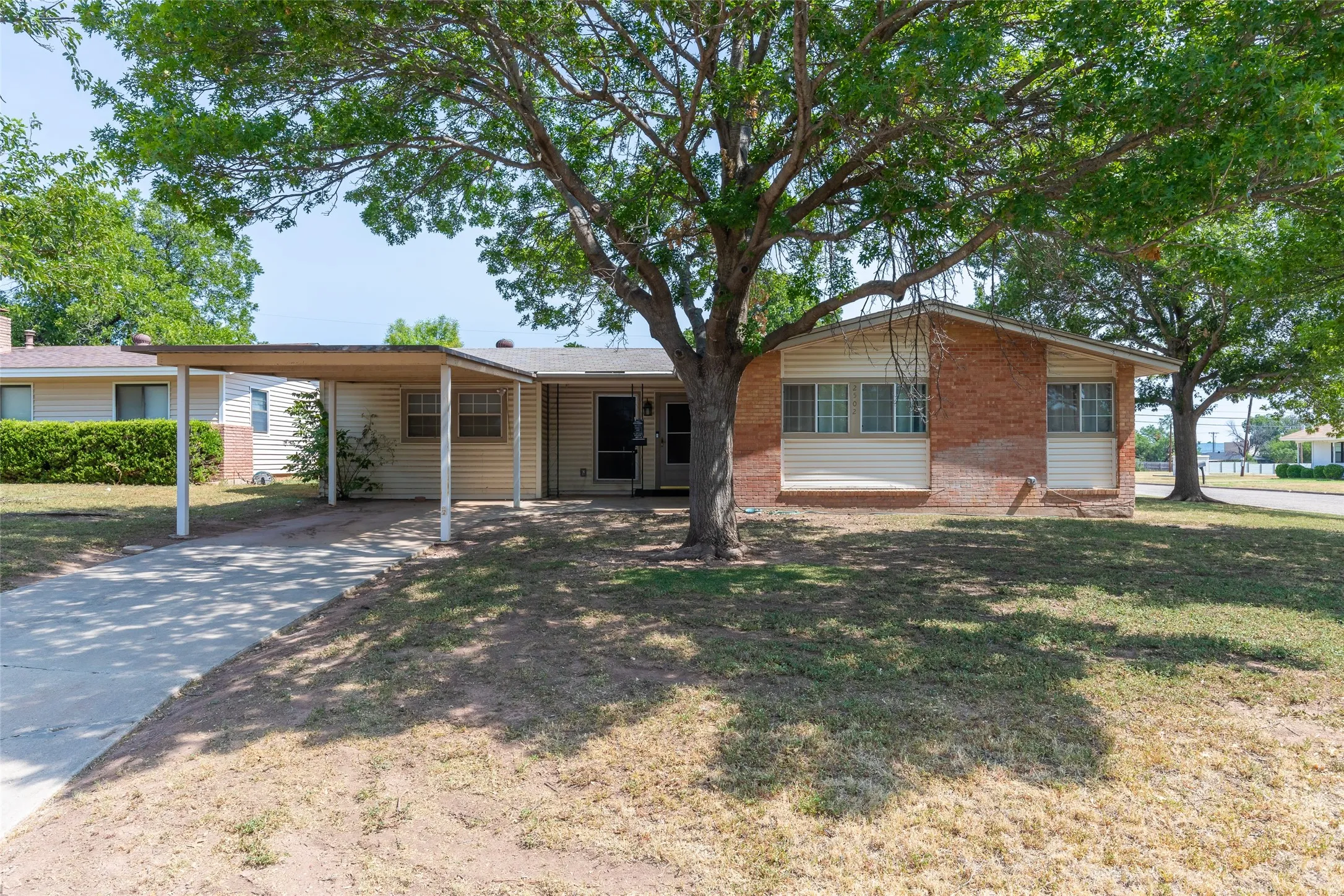 Single Family Residence For Sale in Taylor County , 2502 Bennett Drive, Abilene, Texas 79605, 4 Bedroom, 2 Bathroom, Garage spaces, 1,660 Sqft, built in 1958, mls#21350481, Real Estate Agent in Abilene, Homes For Sale in Taylor county, Homes For Sale in Abilene, Realtor in Abilene Texas, Real Estate Brokerage Independent Realty Texas, Luminita Cordes Realtor