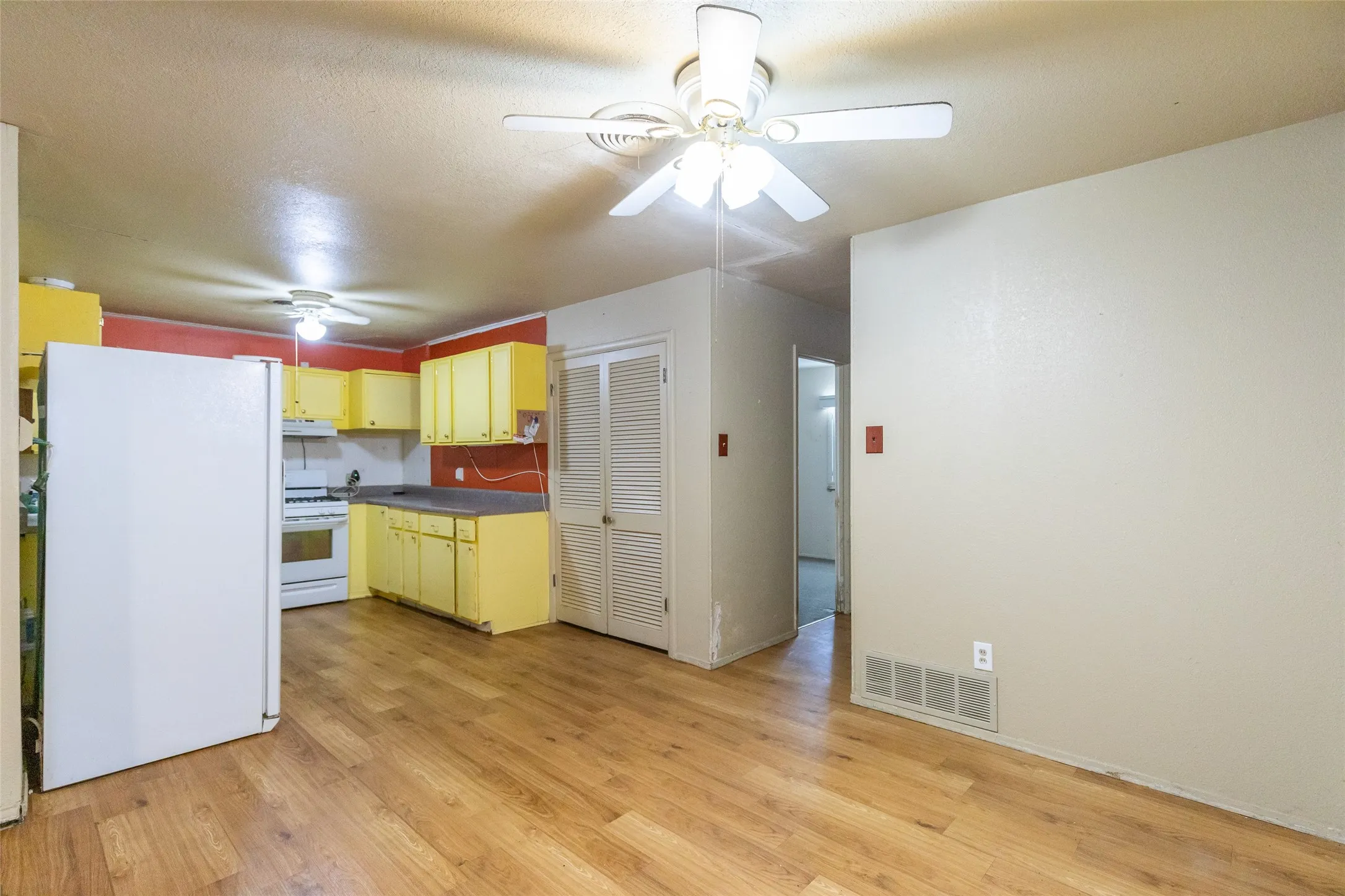 Single Family Residence For Sale in Taylor County , 2502 Bennett Drive, Abilene, Texas 79605, 4 Bedroom, 2 Bathroom, Garage spaces, 1,660 Sqft, built in 1958, mls#21350481, Real Estate Agent in Abilene, Homes For Sale in Taylor county, Homes For Sale in Abilene, Realtor in Abilene Texas, Real Estate Brokerage Independent Realty Texas, Luminita Cordes Realtor