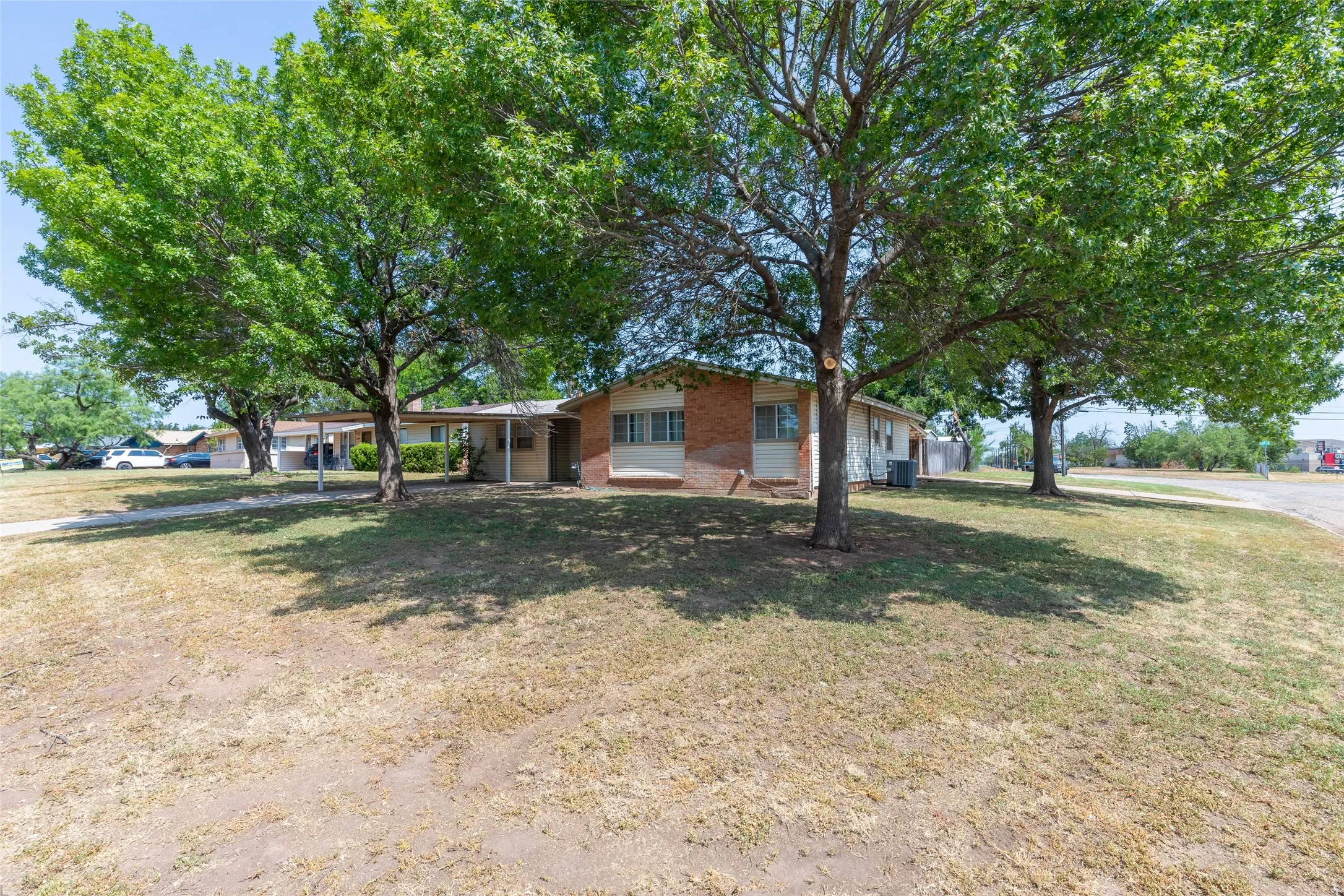 Single Family Residence For Sale in Taylor County , 2502 Bennett Drive, Abilene, Texas 79605, 4 Bedroom, 2 Bathroom, Garage spaces, 1,660 Sqft, built in 1958, mls#21350481, Real Estate Agent in Abilene, Homes For Sale in Taylor county, Homes For Sale in Abilene, Realtor in Abilene Texas, Real Estate Brokerage Independent Realty Texas, Luminita Cordes Realtor