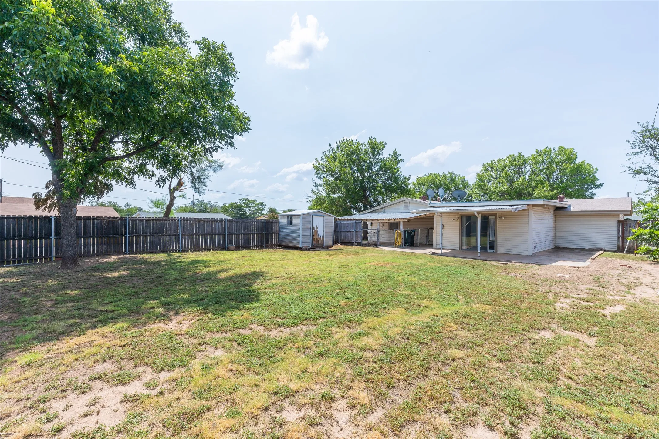 Single Family Residence For Sale in Taylor County , 2502 Bennett Drive, Abilene, Texas 79605, 4 Bedroom, 2 Bathroom, Garage spaces, 1,660 Sqft, built in 1958, mls#21350481, Real Estate Agent in Abilene, Homes For Sale in Taylor county, Homes For Sale in Abilene, Realtor in Abilene Texas, Real Estate Brokerage Independent Realty Texas, Luminita Cordes Realtor