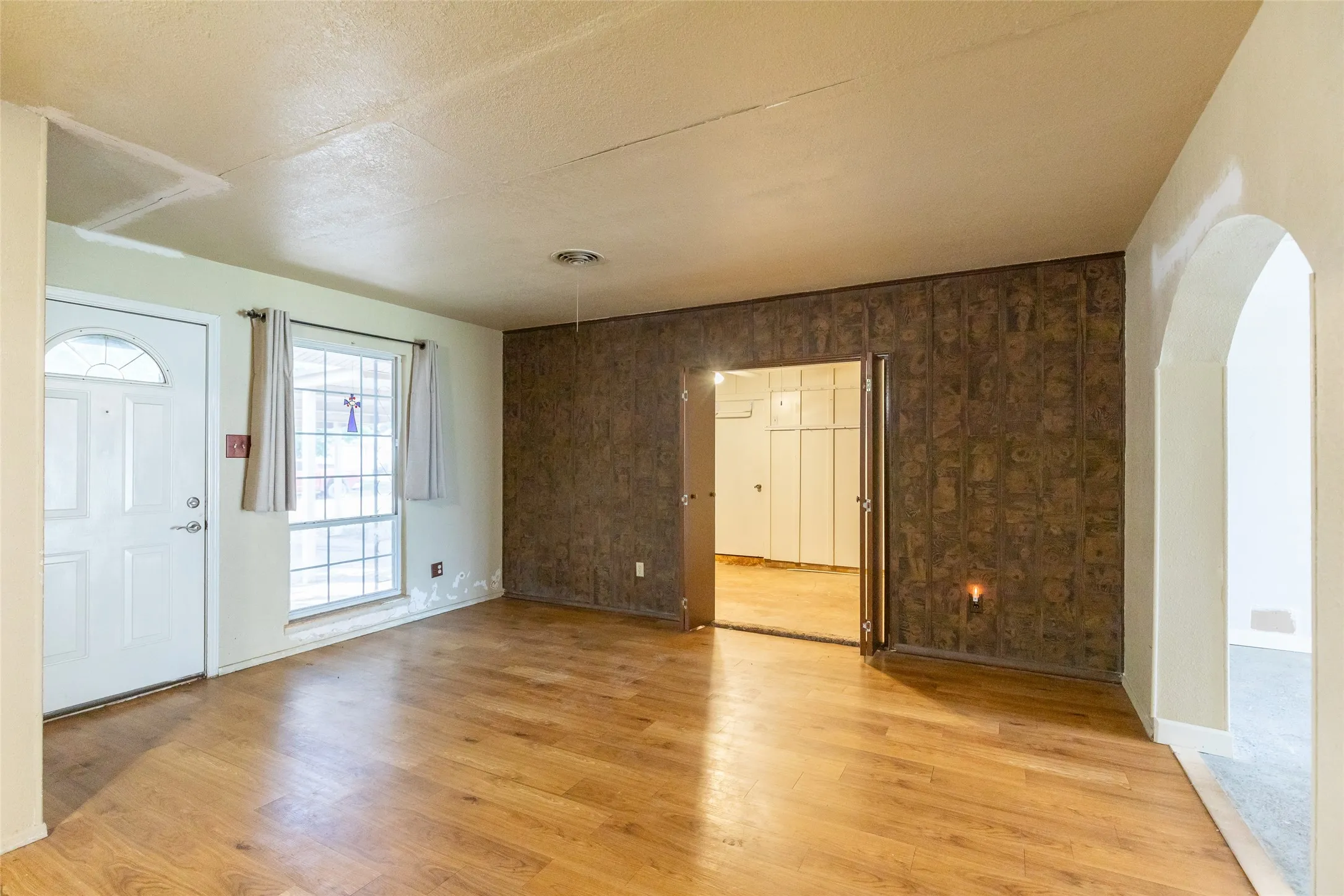 Single Family Residence For Sale in Taylor County , 2502 Bennett Drive, Abilene, Texas 79605, 4 Bedroom, 2 Bathroom, Garage spaces, 1,660 Sqft, built in 1958, mls#21350481, Real Estate Agent in Abilene, Homes For Sale in Taylor county, Homes For Sale in Abilene, Realtor in Abilene Texas, Real Estate Brokerage Independent Realty Texas, Luminita Cordes Realtor