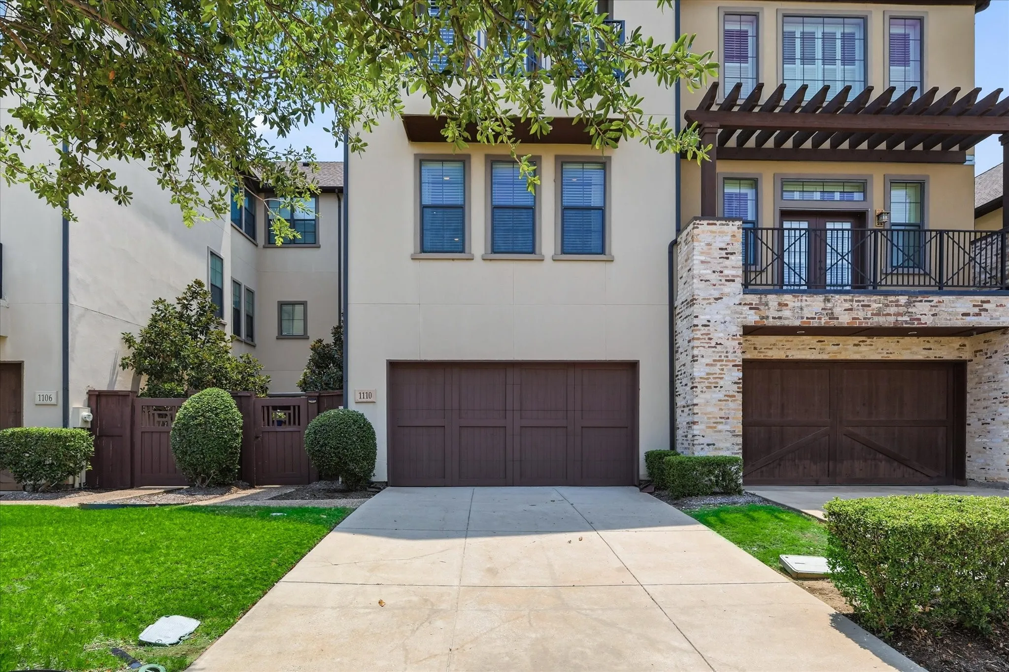 Townhouse For Sale in Dallas County , 1110 Emerson Park Lane, Irving, Texas 75063, 3 Bedroom, 4 Bathroom, 2 Garage spaces, 2,979 Sqft, built in 2006, mls#21348835, Real Estate Agent in Irving, Homes For Sale in Dallas county, Homes For Sale in Irving, Realtor in Irving Texas, Real Estate Brokerage Independent Realty Texas, Luminita Cordes Realtor