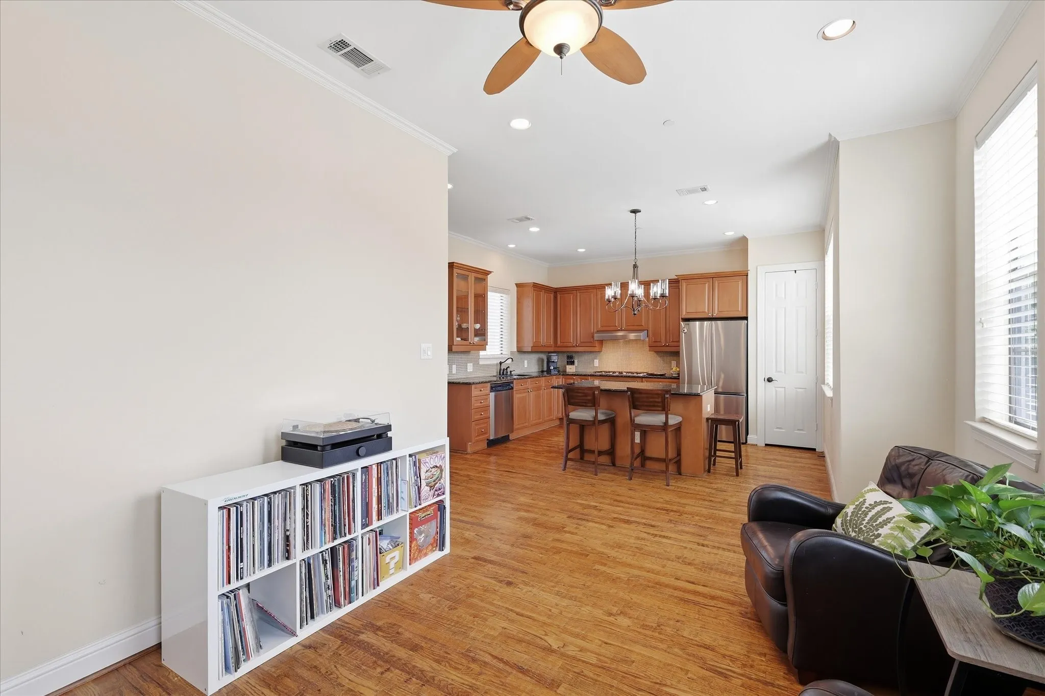 Townhouse For Sale in Dallas County , 1110 Emerson Park Lane, Irving, Texas 75063, 3 Bedroom, 4 Bathroom, 2 Garage spaces, 2,979 Sqft, built in 2006, mls#21348835, Real Estate Agent in Irving, Homes For Sale in Dallas county, Homes For Sale in Irving, Realtor in Irving Texas, Real Estate Brokerage Independent Realty Texas, Luminita Cordes Realtor