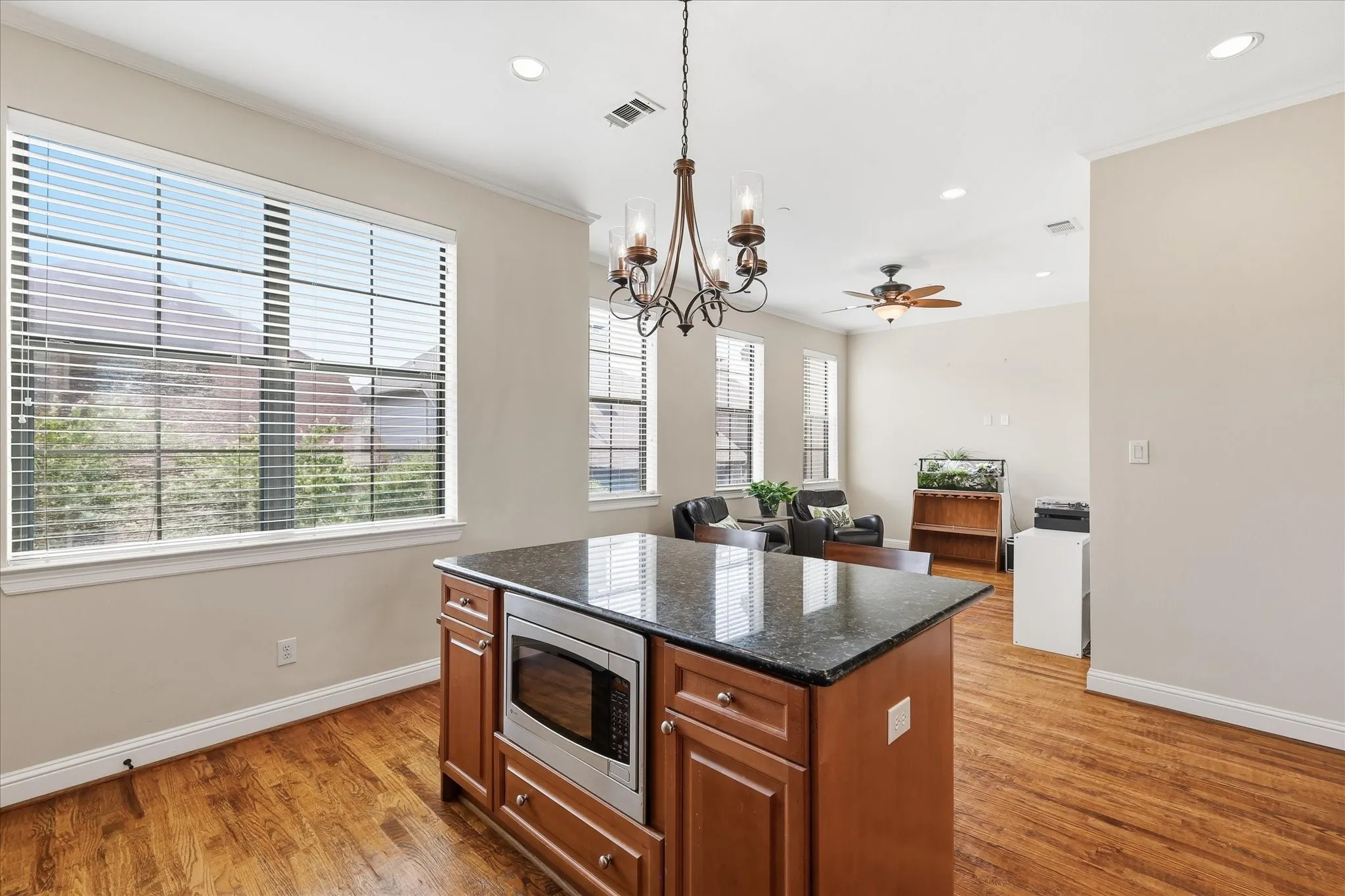 Townhouse For Sale in Dallas County , 1110 Emerson Park Lane, Irving, Texas 75063, 3 Bedroom, 4 Bathroom, 2 Garage spaces, 2,979 Sqft, built in 2006, mls#21348835, Real Estate Agent in Irving, Homes For Sale in Dallas county, Homes For Sale in Irving, Realtor in Irving Texas, Real Estate Brokerage Independent Realty Texas, Luminita Cordes Realtor