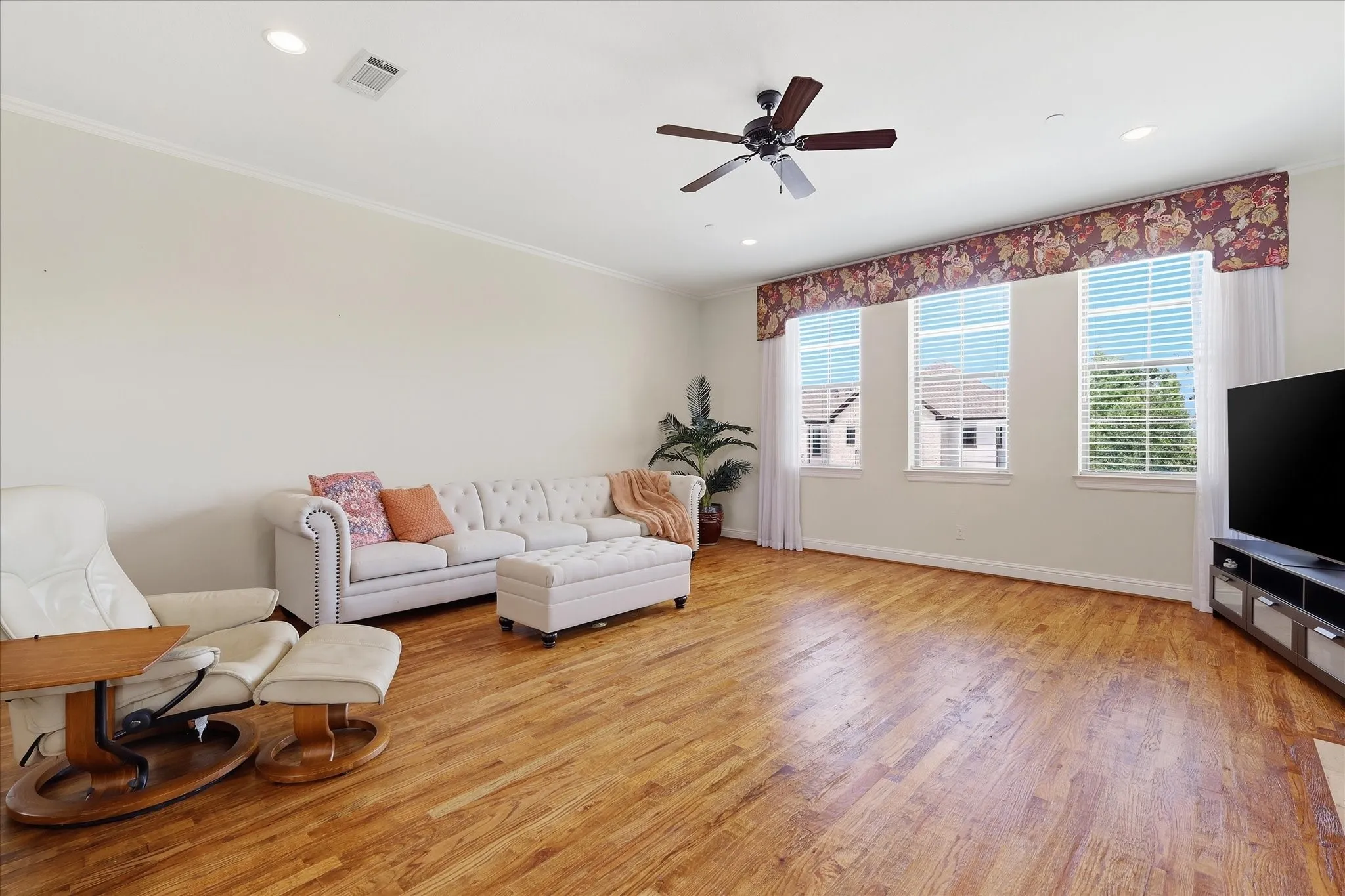 Townhouse For Sale in Dallas County , 1110 Emerson Park Lane, Irving, Texas 75063, 3 Bedroom, 4 Bathroom, 2 Garage spaces, 2,979 Sqft, built in 2006, mls#21348835, Real Estate Agent in Irving, Homes For Sale in Dallas county, Homes For Sale in Irving, Realtor in Irving Texas, Real Estate Brokerage Independent Realty Texas, Luminita Cordes Realtor