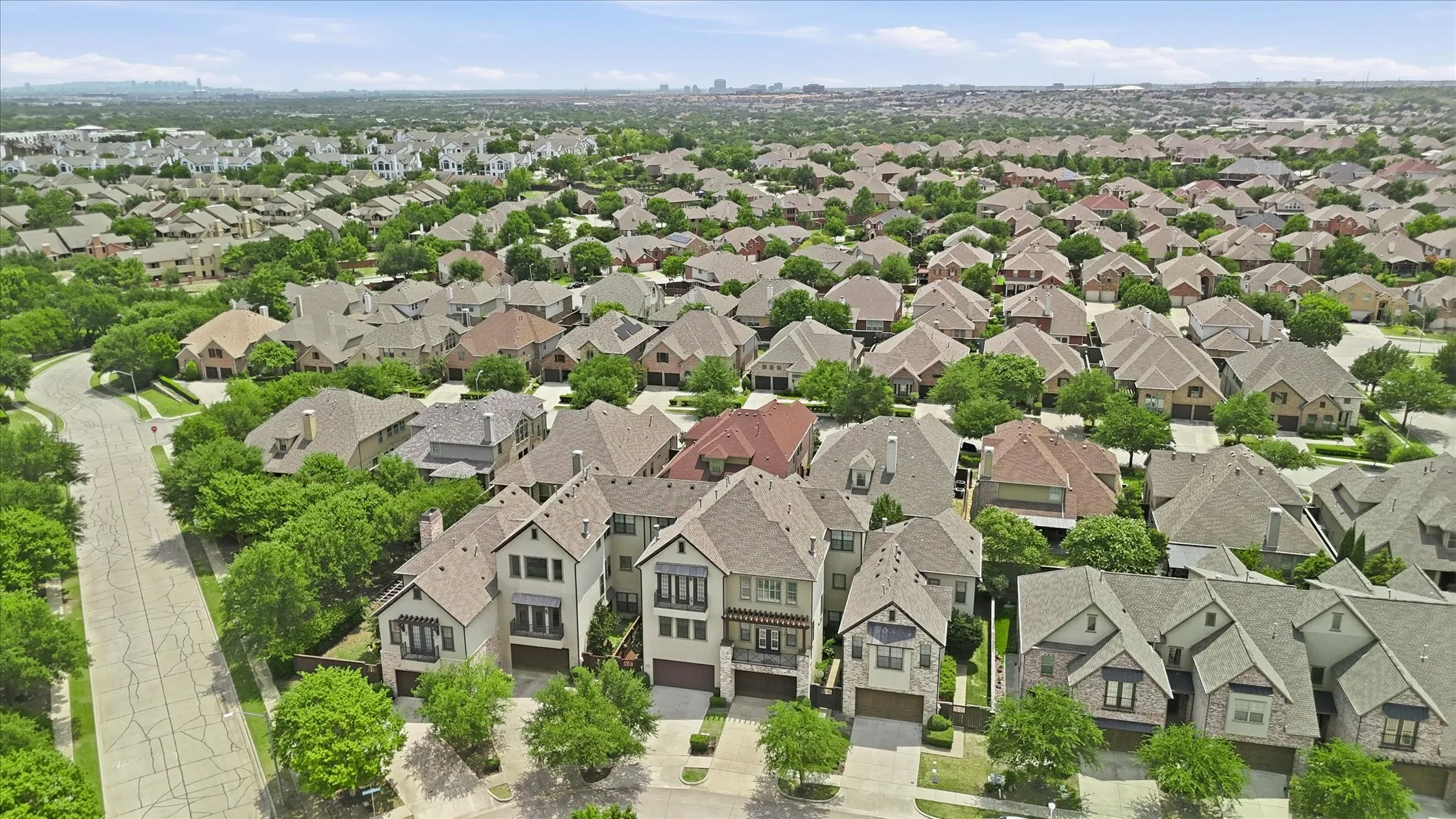 Townhouse For Sale in Dallas County , 1110 Emerson Park Lane, Irving, Texas 75063, 3 Bedroom, 4 Bathroom, 2 Garage spaces, 2,979 Sqft, built in 2006, mls#21348835, Real Estate Agent in Irving, Homes For Sale in Dallas county, Homes For Sale in Irving, Realtor in Irving Texas, Real Estate Brokerage Independent Realty Texas, Luminita Cordes Realtor