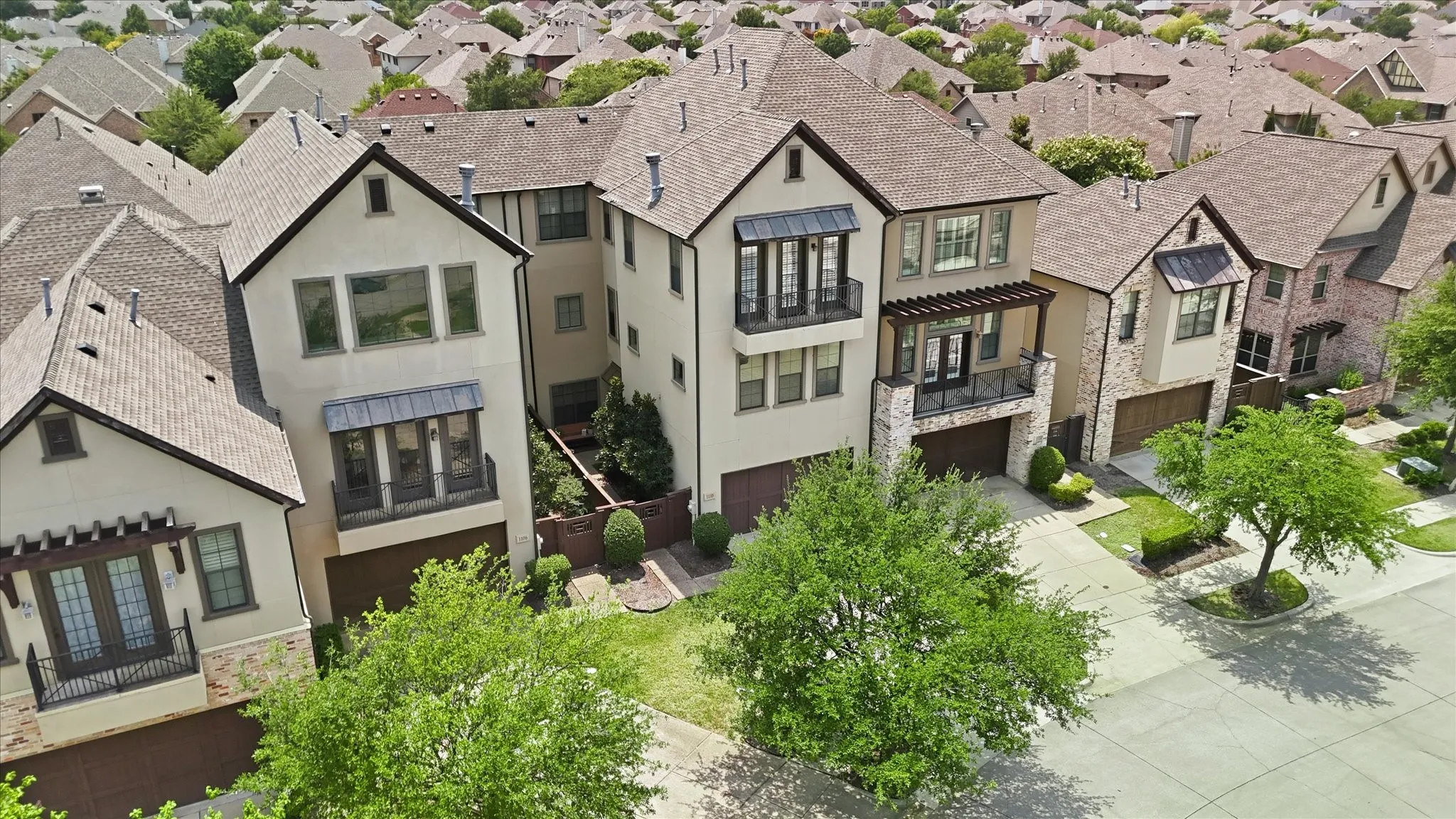 Townhouse For Sale in Dallas County , 1110 Emerson Park Lane, Irving, Texas 75063, 3 Bedroom, 4 Bathroom, 2 Garage spaces, 2,979 Sqft, built in 2006, mls#21348835, Real Estate Agent in Irving, Homes For Sale in Dallas county, Homes For Sale in Irving, Realtor in Irving Texas, Real Estate Brokerage Independent Realty Texas, Luminita Cordes Realtor