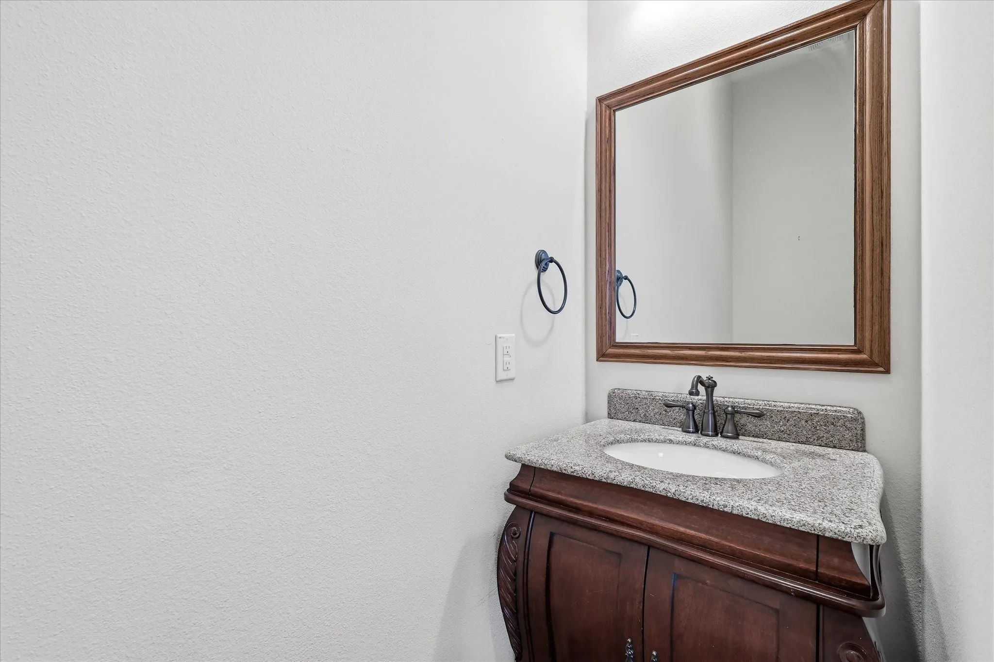 Townhouse For Sale in Dallas County , 1110 Emerson Park Lane, Irving, Texas 75063, 3 Bedroom, 4 Bathroom, 2 Garage spaces, 2,979 Sqft, built in 2006, mls#21348835, Real Estate Agent in Irving, Homes For Sale in Dallas county, Homes For Sale in Irving, Realtor in Irving Texas, Real Estate Brokerage Independent Realty Texas, Luminita Cordes Realtor