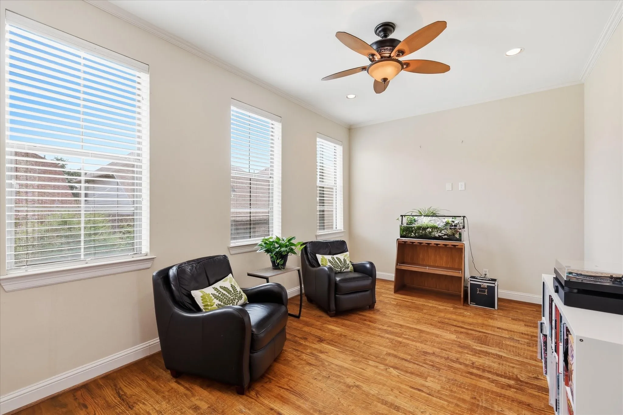 Townhouse For Sale in Dallas County , 1110 Emerson Park Lane, Irving, Texas 75063, 3 Bedroom, 4 Bathroom, 2 Garage spaces, 2,979 Sqft, built in 2006, mls#21348835, Real Estate Agent in Irving, Homes For Sale in Dallas county, Homes For Sale in Irving, Realtor in Irving Texas, Real Estate Brokerage Independent Realty Texas, Luminita Cordes Realtor