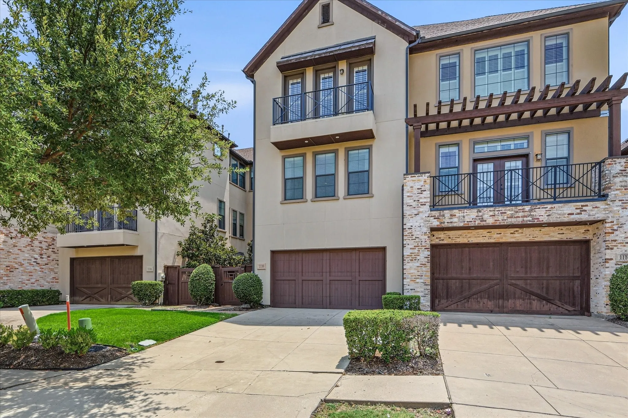 Townhouse For Sale in Dallas County , 1110 Emerson Park Lane, Irving, Texas 75063, 3 Bedroom, 4 Bathroom, 2 Garage spaces, 2,979 Sqft, built in 2006, mls#21348835, Real Estate Agent in Irving, Homes For Sale in Dallas county, Homes For Sale in Irving, Realtor in Irving Texas, Real Estate Brokerage Independent Realty Texas, Luminita Cordes Realtor