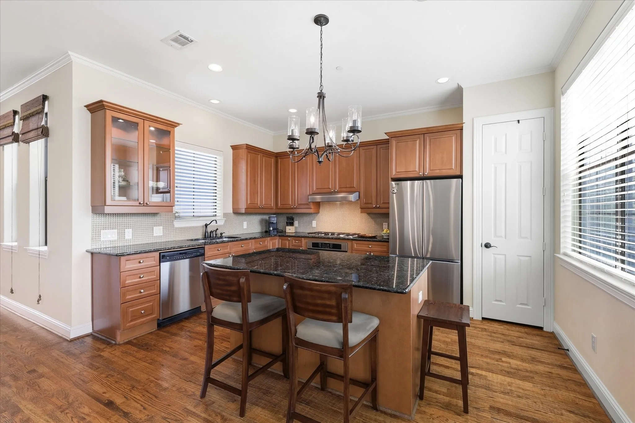Townhouse For Sale in Dallas County , 1110 Emerson Park Lane, Irving, Texas 75063, 3 Bedroom, 4 Bathroom, 2 Garage spaces, 2,979 Sqft, built in 2006, mls#21348835, Real Estate Agent in Irving, Homes For Sale in Dallas county, Homes For Sale in Irving, Realtor in Irving Texas, Real Estate Brokerage Independent Realty Texas, Luminita Cordes Realtor