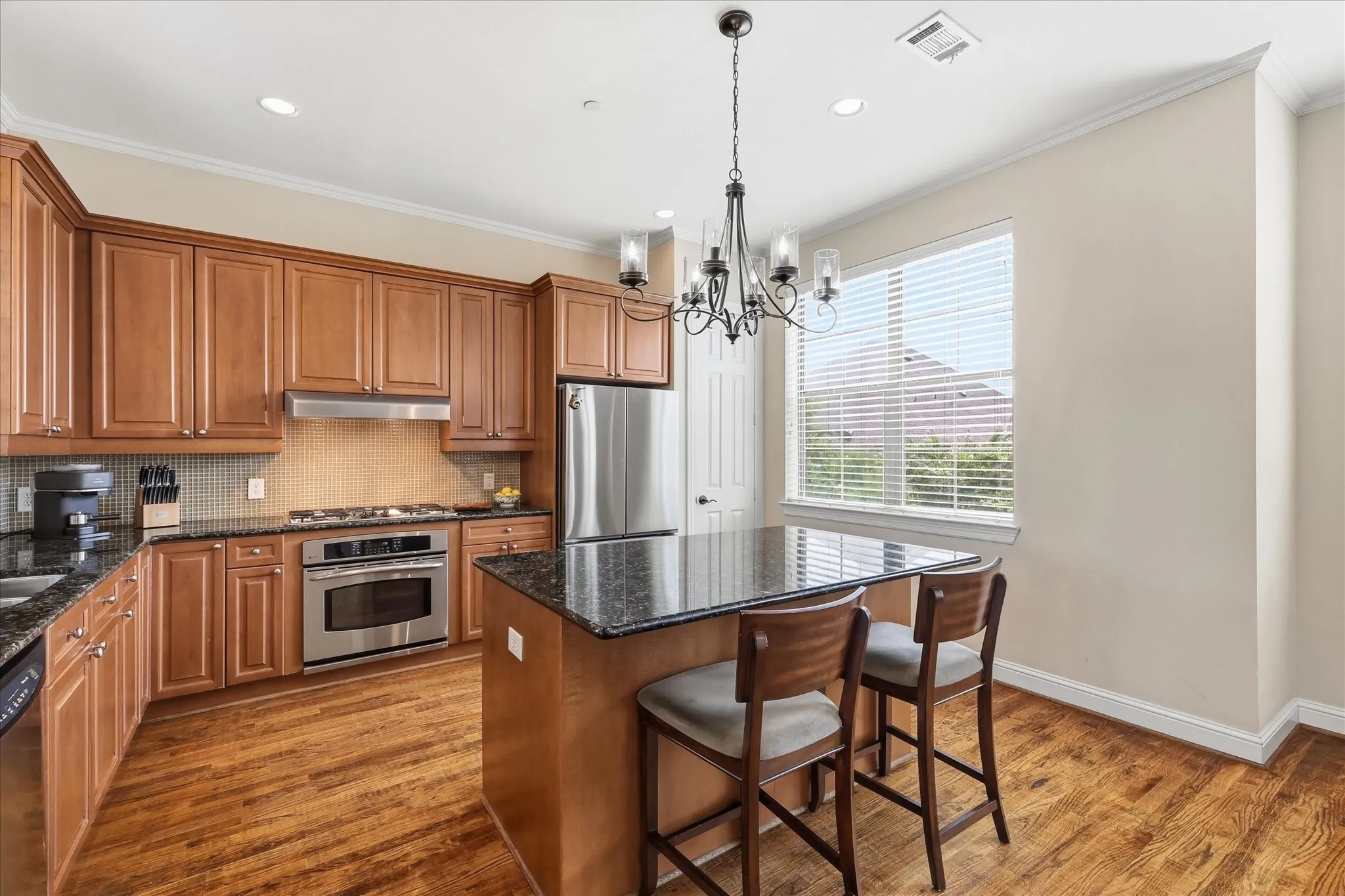 Townhouse For Sale in Dallas County , 1110 Emerson Park Lane, Irving, Texas 75063, 3 Bedroom, 4 Bathroom, 2 Garage spaces, 2,979 Sqft, built in 2006, mls#21348835, Real Estate Agent in Irving, Homes For Sale in Dallas county, Homes For Sale in Irving, Realtor in Irving Texas, Real Estate Brokerage Independent Realty Texas, Luminita Cordes Realtor