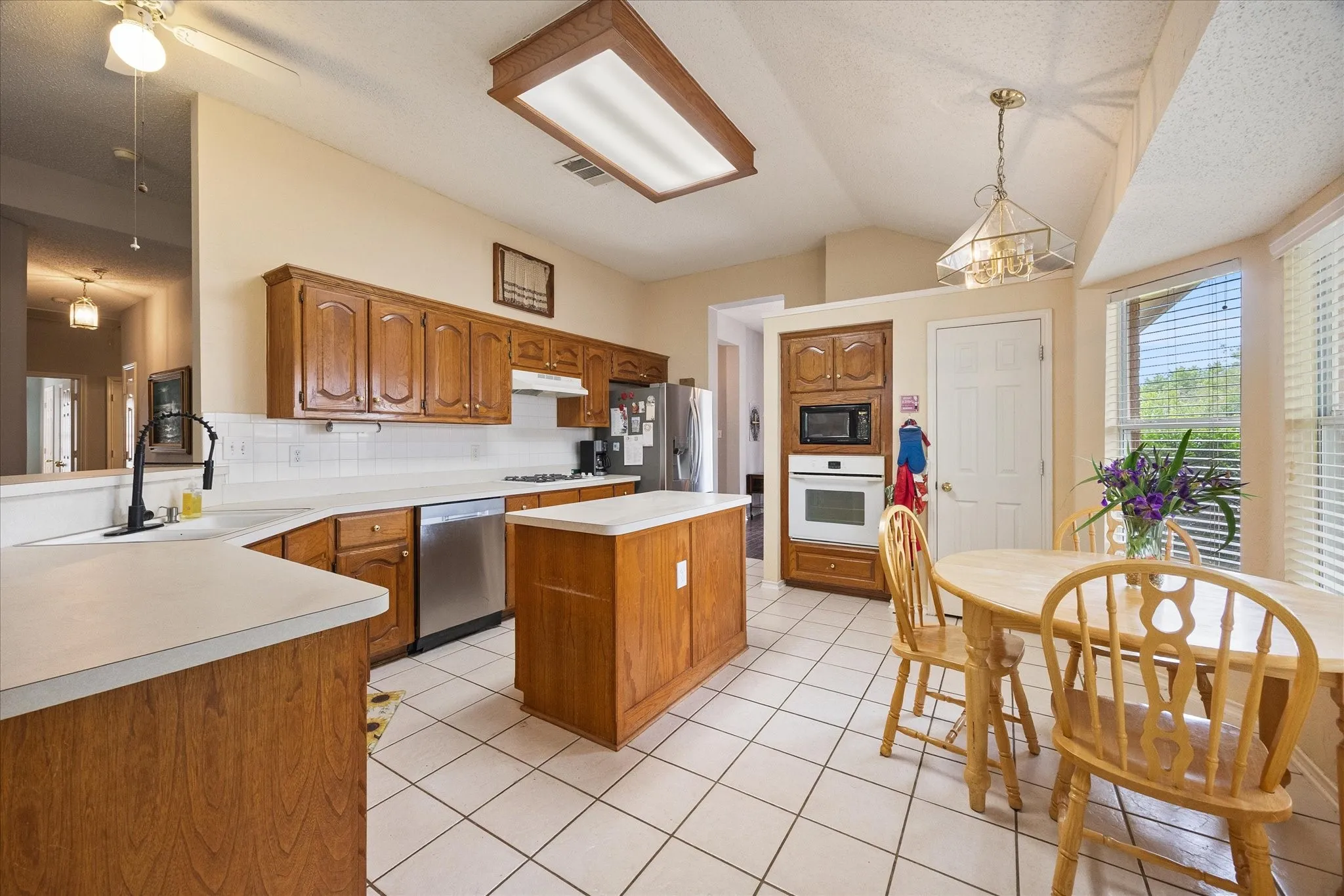 Single Family Residence For Sale in Rockwall County , 1023 High Cotton Lane, Rockwall, Texas 75087, 4 Bedroom, 3 Bathroom, 2 Garage spaces, 2,680 Sqft, built in 2001, Price $375,000, mls#21352429, Real Estate Agent in Rockwall, Homes For Sale in Rockwall county, Homes For Sale in Rockwall, Realtor in Rockwall Texas, Real Estate Brokerage Independent Realty Texas, Luminita Cordes Realtor