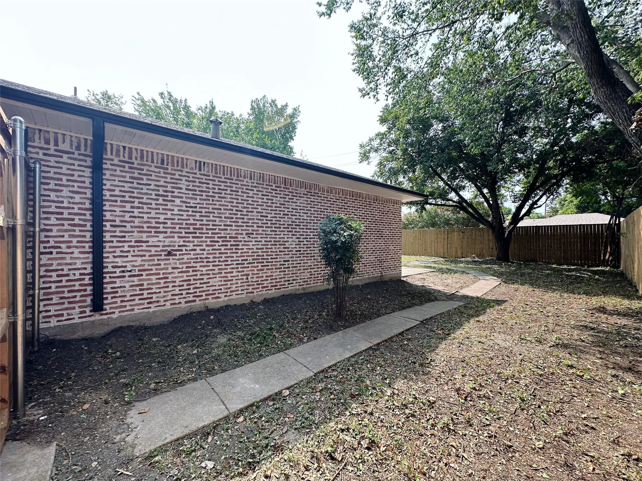Single Family Residence For Sale in Dallas County , 1814 Walnut Avenue, Carrollton, Texas 75006, 3 Bedroom, 2 Bathroom, 2 Garage spaces, 1,705 Sqft, built in 1961, mls#21352434, Real Estate Agent in Carrollton, Homes For Sale in Dallas county, Homes For Sale in Carrollton, Realtor in Carrollton Texas, Real Estate Brokerage Independent Realty Texas, Luminita Cordes Realtor