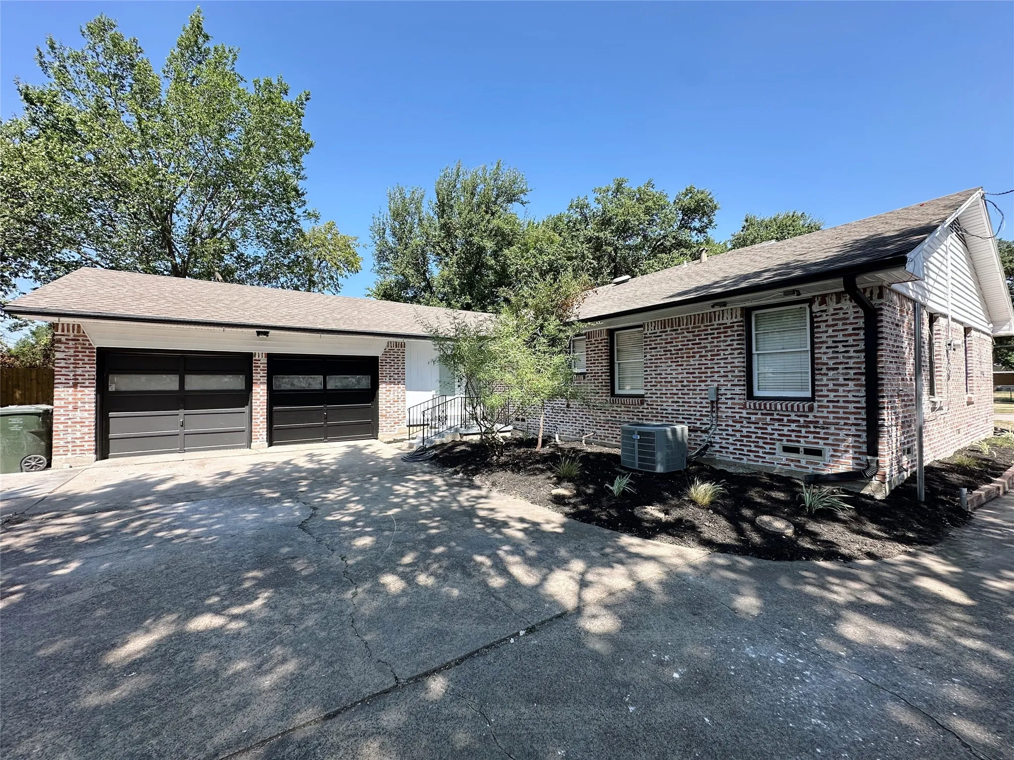 Single Family Residence For Sale in Dallas County , 1814 Walnut Avenue, Carrollton, Texas 75006, 3 Bedroom, 2 Bathroom, 2 Garage spaces, 1,705 Sqft, built in 1961, mls#21352434, Real Estate Agent in Carrollton, Homes For Sale in Dallas county, Homes For Sale in Carrollton, Realtor in Carrollton Texas, Real Estate Brokerage Independent Realty Texas, Luminita Cordes Realtor