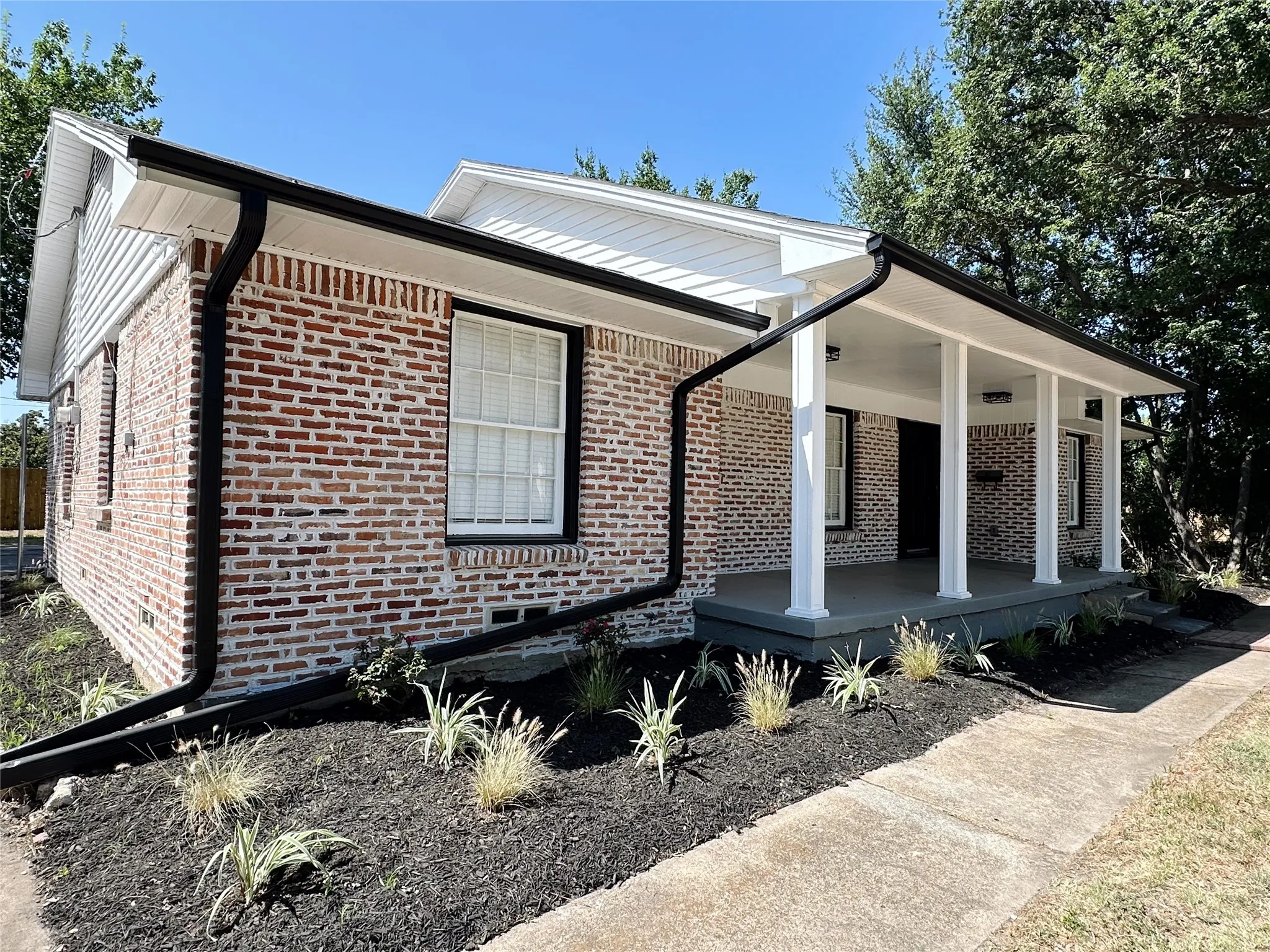 Single Family Residence For Sale in Dallas County , 1814 Walnut Avenue, Carrollton, Texas 75006, 3 Bedroom, 2 Bathroom, 2 Garage spaces, 1,705 Sqft, built in 1961, mls#21352434, Real Estate Agent in Carrollton, Homes For Sale in Dallas county, Homes For Sale in Carrollton, Realtor in Carrollton Texas, Real Estate Brokerage Independent Realty Texas, Luminita Cordes Realtor