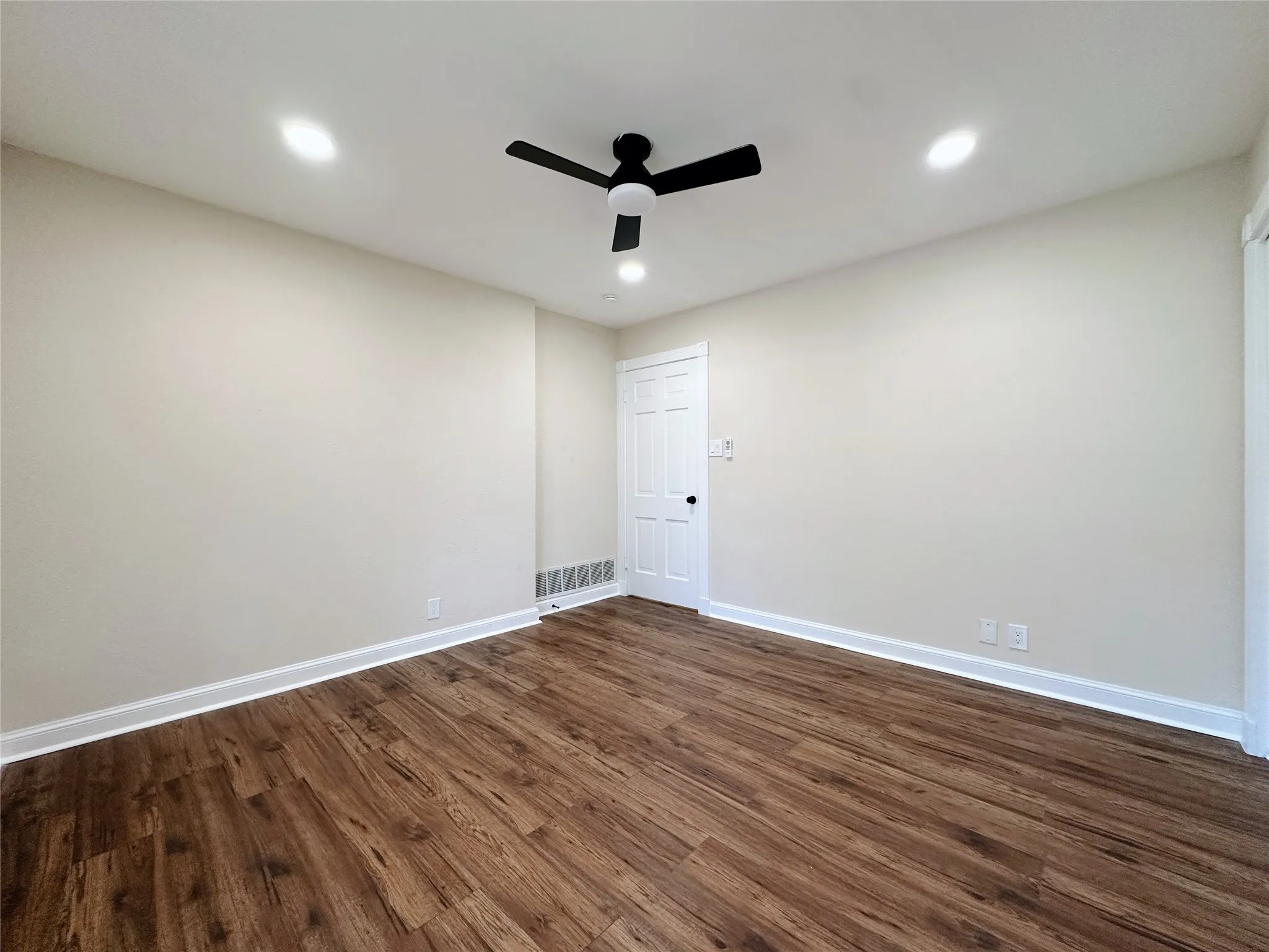 Single Family Residence For Sale in Dallas County , 1814 Walnut Avenue, Carrollton, Texas 75006, 3 Bedroom, 2 Bathroom, 2 Garage spaces, 1,705 Sqft, built in 1961, mls#21352434, Real Estate Agent in Carrollton, Homes For Sale in Dallas county, Homes For Sale in Carrollton, Realtor in Carrollton Texas, Real Estate Brokerage Independent Realty Texas, Luminita Cordes Realtor