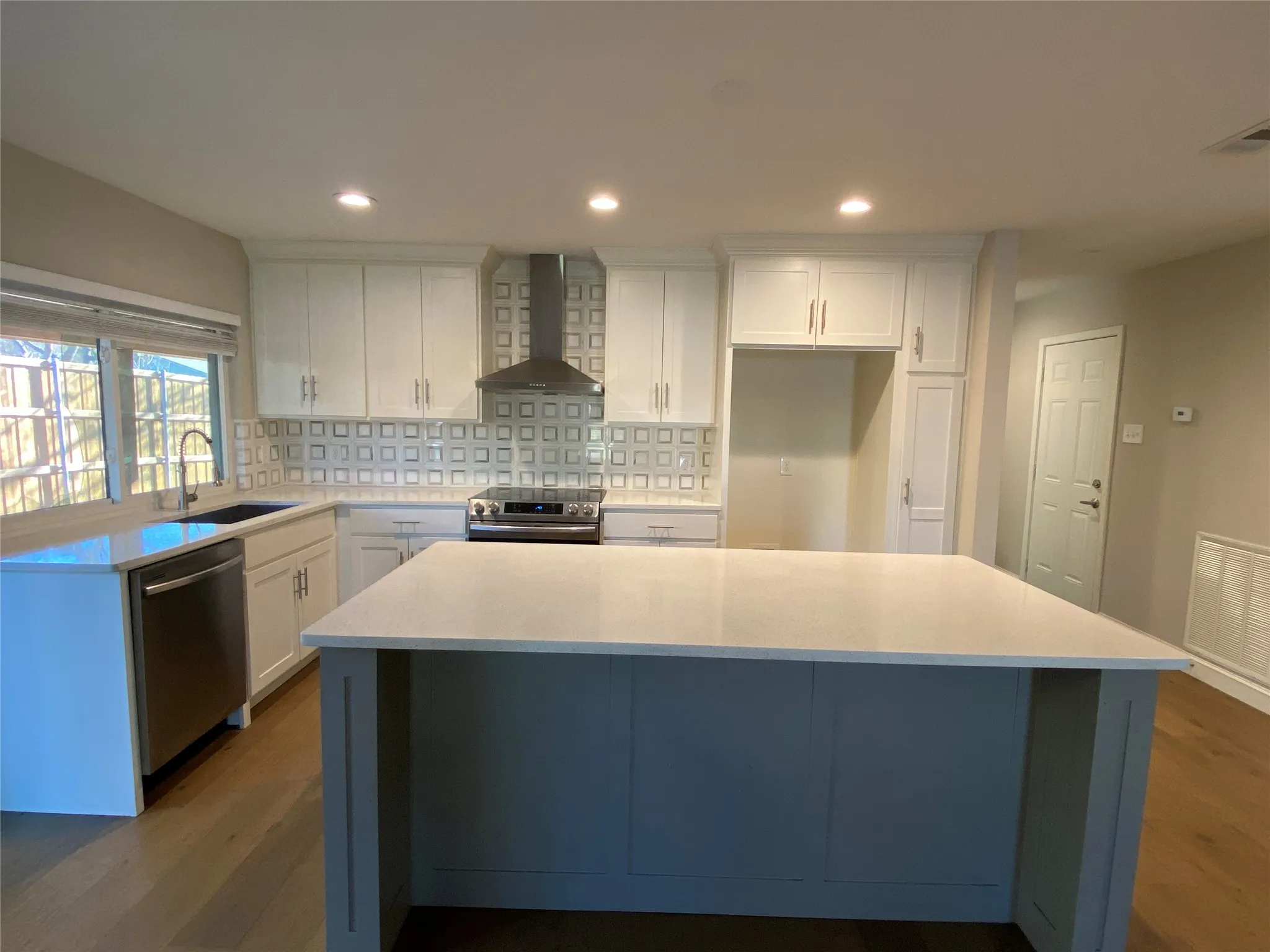 Single Family Residence For Rent in Denton County , 2032 Kings Road, Carrollton, Texas 75007, 3 Bedroom, 2 Bathroom, 2 Garage spaces, 1,438 Sqft, built in 1974, Price $2,800, mls#21352435, Real Estate Agent in Carrollton, Homes For Rent in Denton county, Homes For Rent in Carrollton, Realtor in Carrollton Texas, Real Estate Brokerage Independent Realty Texas, Luminita Cordes Realtor