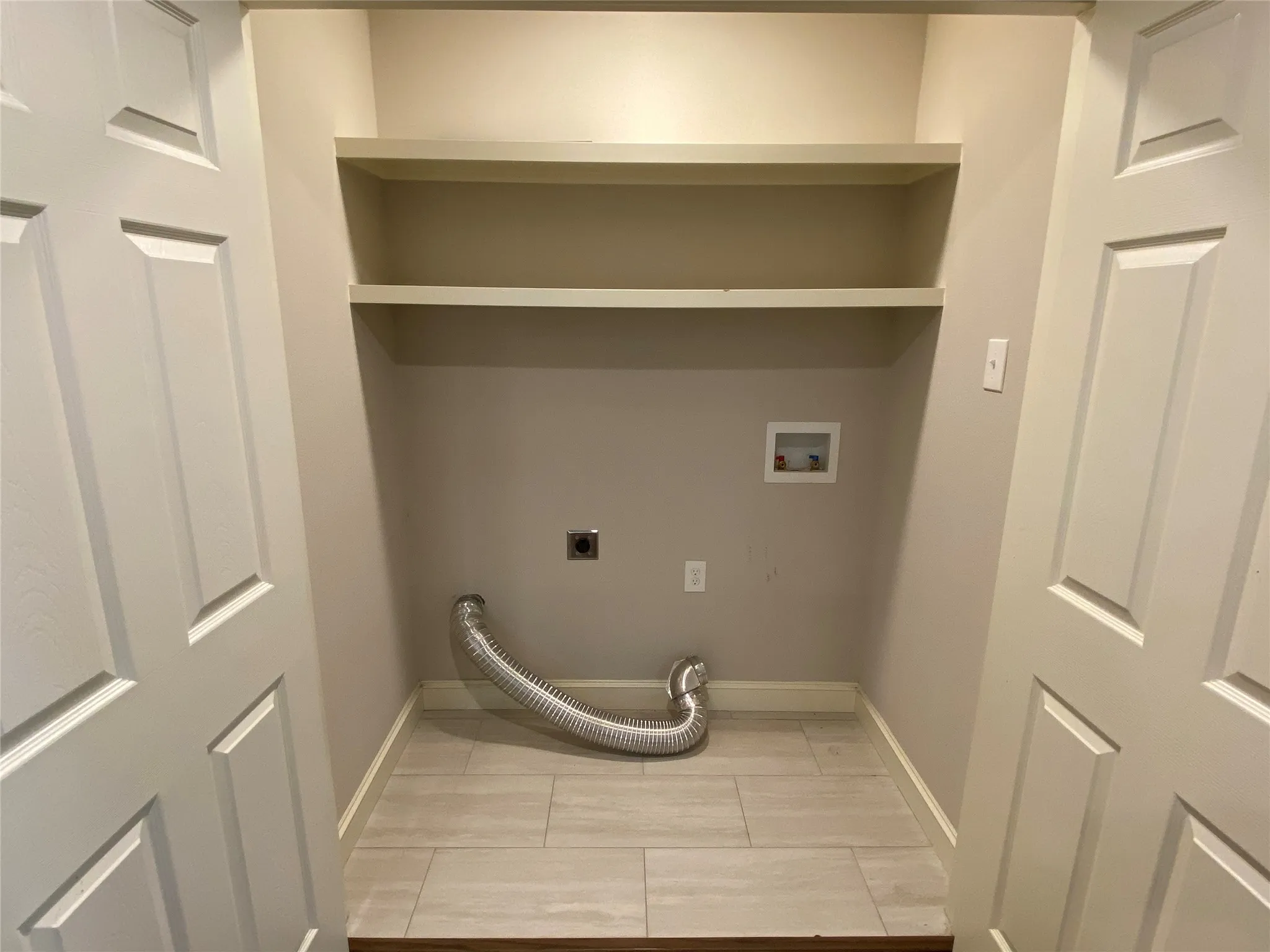 Single Family Residence For Rent in Denton County , 2032 Kings Road, Carrollton, Texas 75007, 3 Bedroom, 2 Bathroom, 2 Garage spaces, 1,438 Sqft, built in 1974, Price $2,800, mls#21352435, Real Estate Agent in Carrollton, Homes For Rent in Denton county, Homes For Rent in Carrollton, Realtor in Carrollton Texas, Real Estate Brokerage Independent Realty Texas, Luminita Cordes Realtor