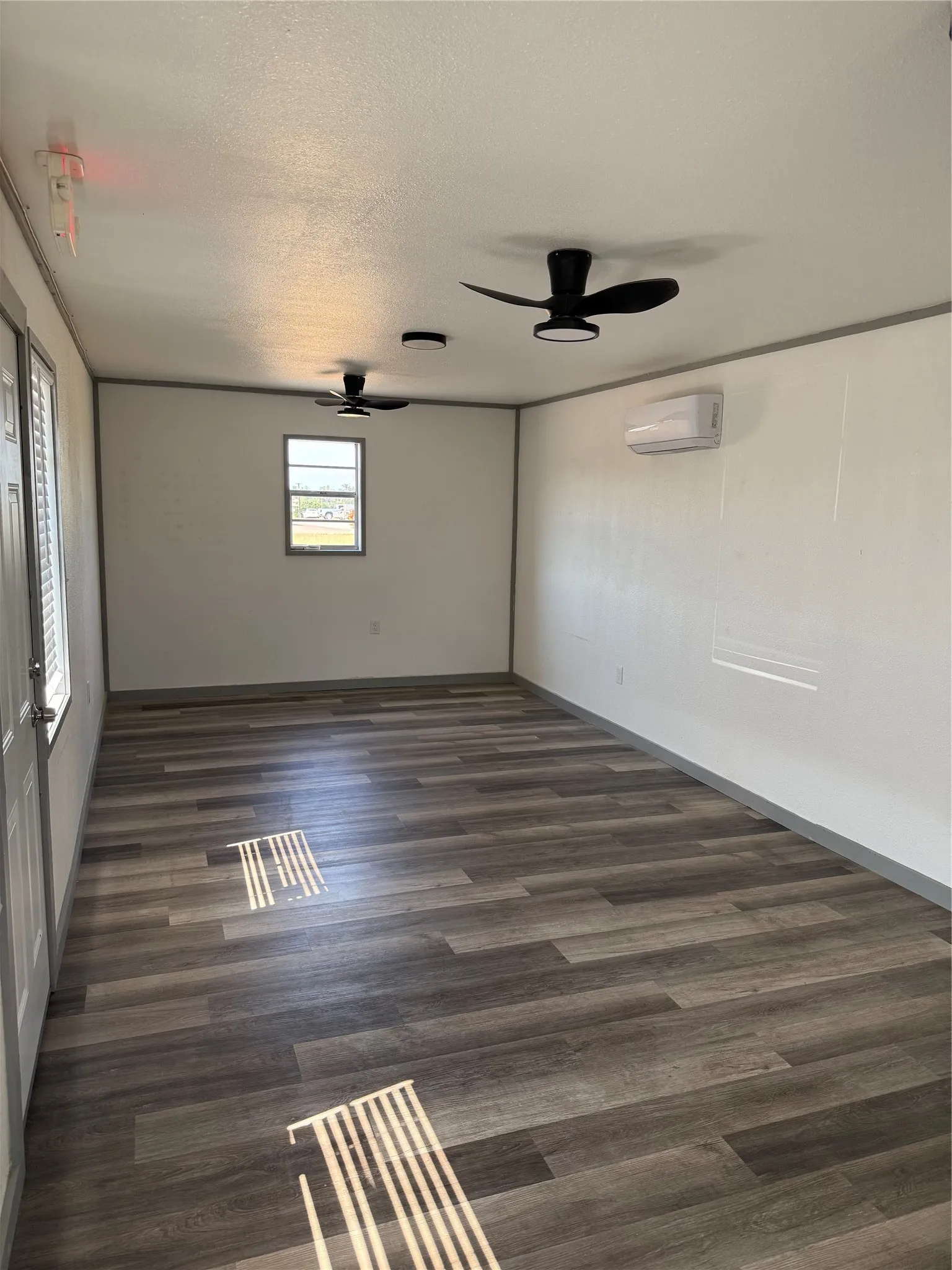 Business For Rent in Grayson County , 721 Us-377, Collinsville, Texas 76233, 0, 0, Garage spaces, 600 Sqft, built in 1980, Price $950, mls#21348591, Real Estate Agent in Collinsville, Homes For Rent in Grayson county, Homes For Rent in Collinsville, Realtor in Collinsville Texas, Real Estate Brokerage Independent Realty Texas, Luminita Cordes Realtor