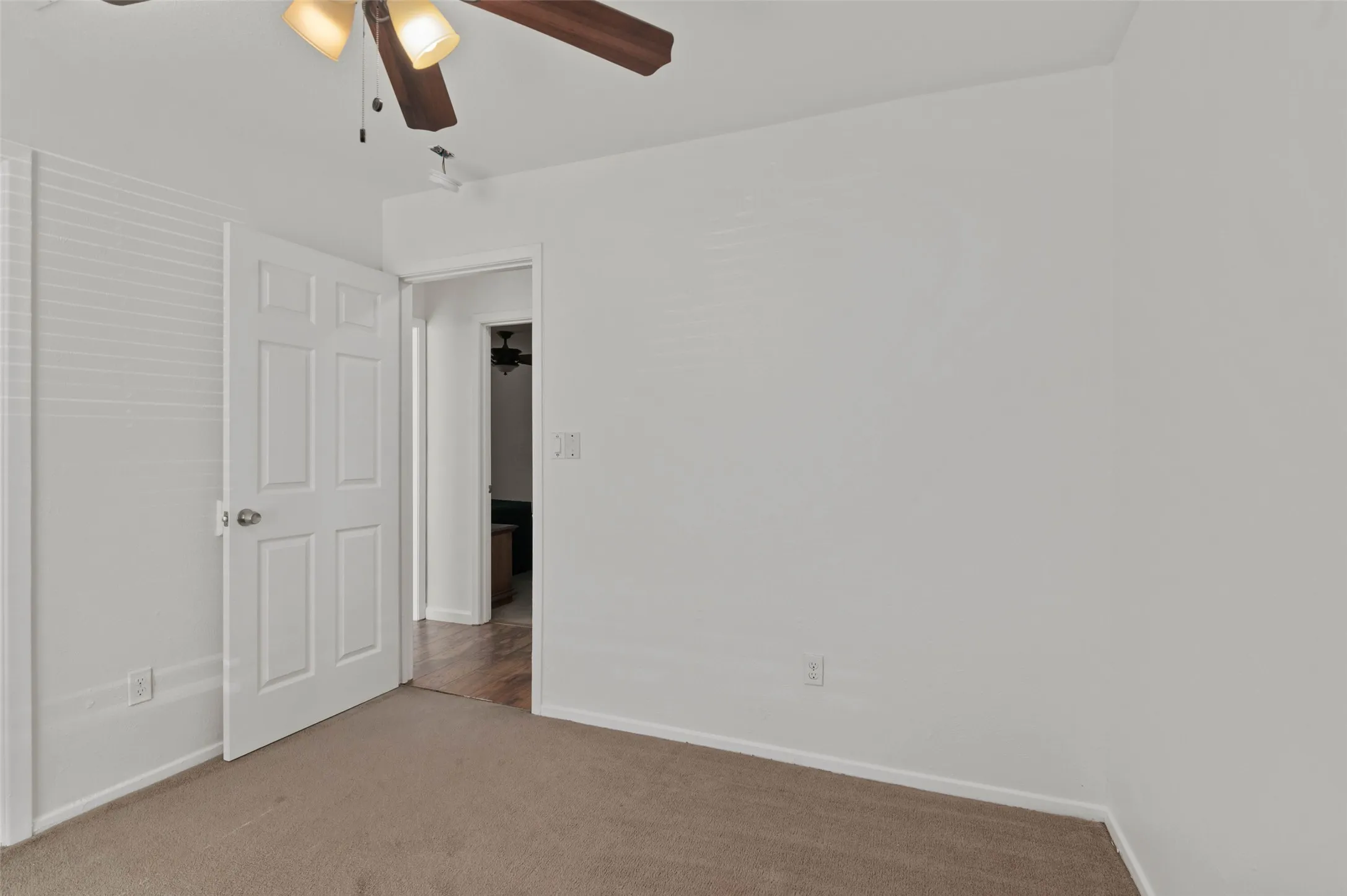 Single Family Residence For Sale in Denton County , 5514 Bishop Court, Lake Dallas, Texas 75065, 4 Bedroom, 2 Bathroom, 2 Garage spaces, 1,908 Sqft, built in 1976, mls#21331222, Real Estate Agent in Lake Dallas, Homes For Sale in Denton county, Homes For Sale in Lake Dallas, Realtor in Lake Dallas Texas, Real Estate Brokerage Independent Realty Texas, Luminita Cordes Realtor
