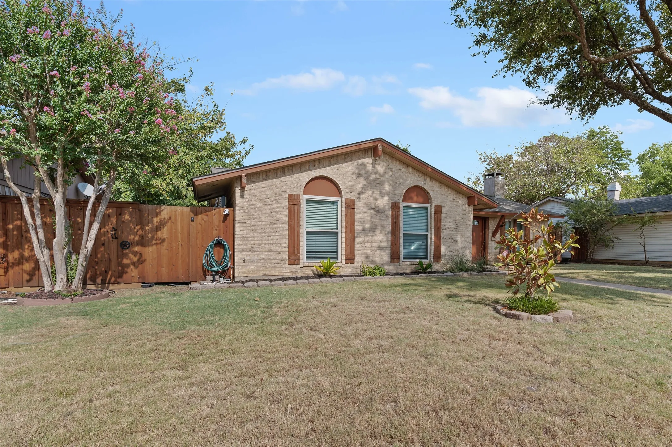 Single Family Residence For Sale in Denton County , 5514 Bishop Court, Lake Dallas, Texas 75065, 4 Bedroom, 2 Bathroom, 2 Garage spaces, 1,908 Sqft, built in 1976, mls#21331222, Real Estate Agent in Lake Dallas, Homes For Sale in Denton county, Homes For Sale in Lake Dallas, Realtor in Lake Dallas Texas, Real Estate Brokerage Independent Realty Texas, Luminita Cordes Realtor
