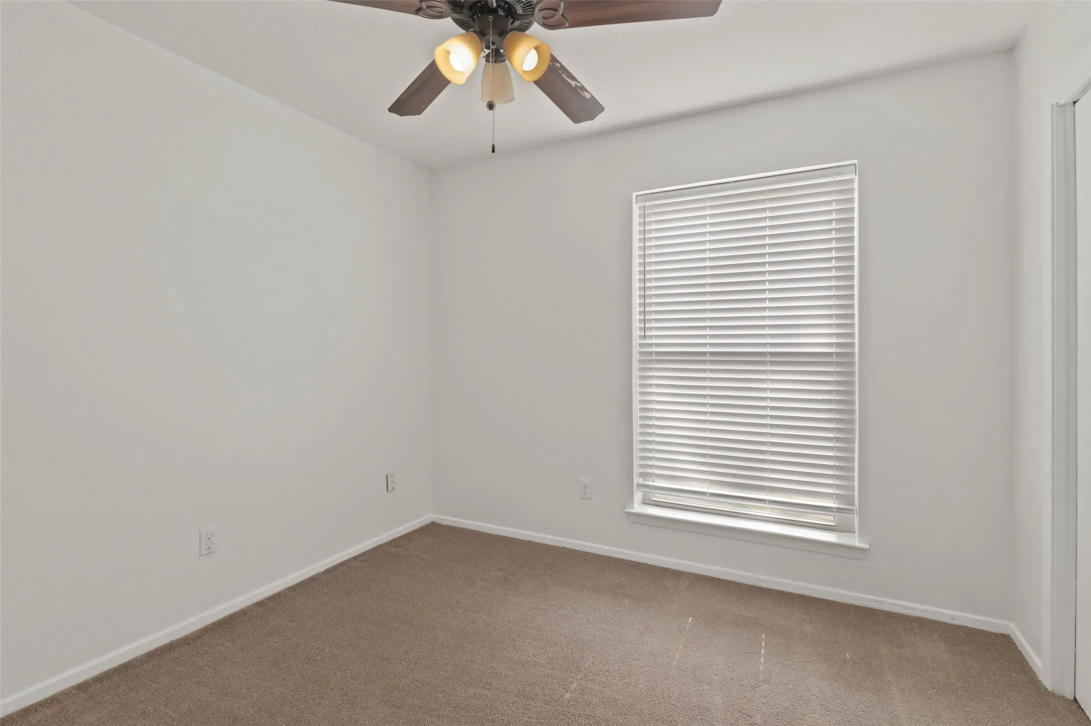 Single Family Residence For Sale in Denton County , 5514 Bishop Court, Lake Dallas, Texas 75065, 4 Bedroom, 2 Bathroom, 2 Garage spaces, 1,908 Sqft, built in 1976, mls#21331222, Real Estate Agent in Lake Dallas, Homes For Sale in Denton county, Homes For Sale in Lake Dallas, Realtor in Lake Dallas Texas, Real Estate Brokerage Independent Realty Texas, Luminita Cordes Realtor