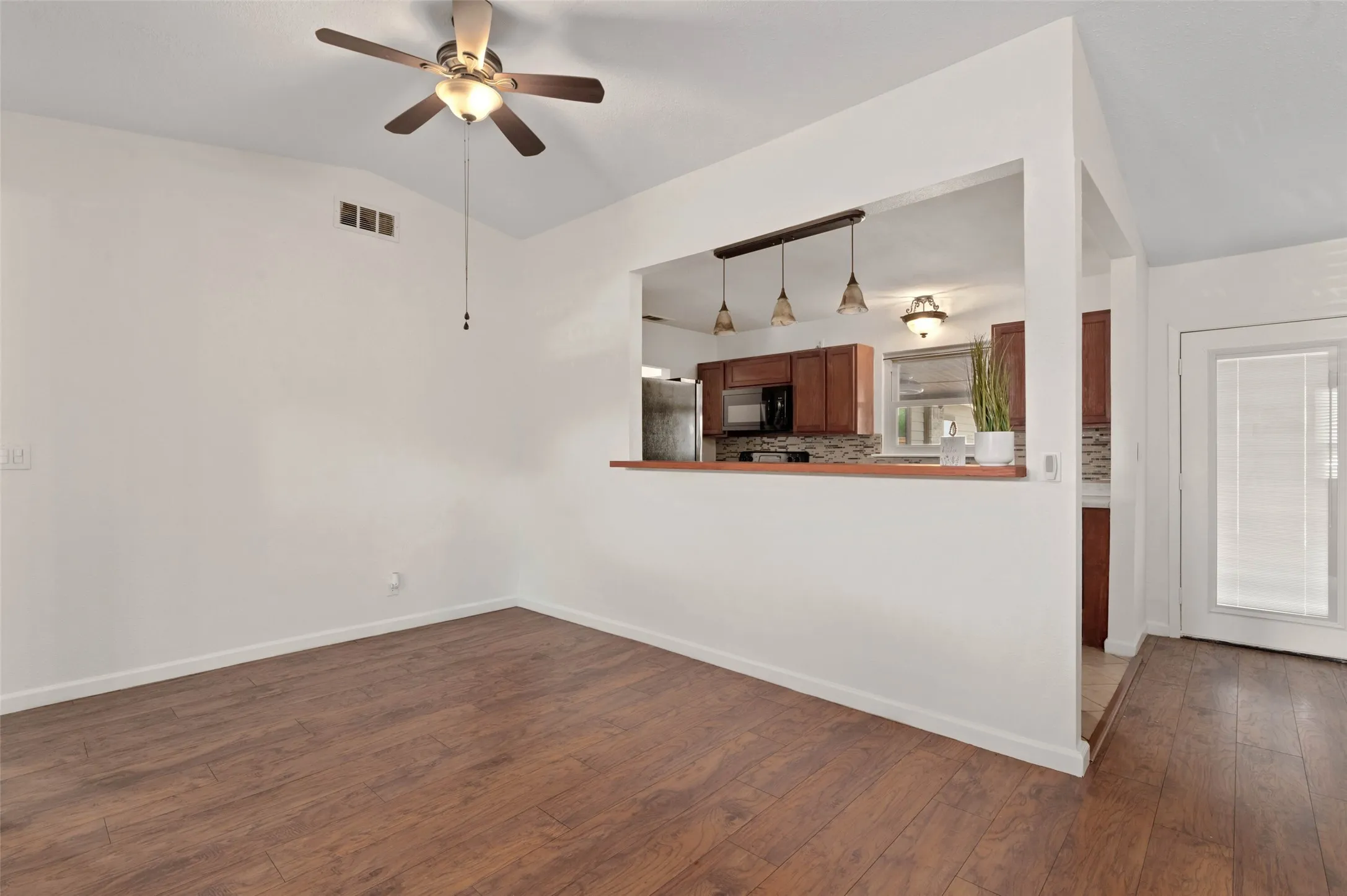 Single Family Residence For Sale in Denton County , 5514 Bishop Court, Lake Dallas, Texas 75065, 4 Bedroom, 2 Bathroom, 2 Garage spaces, 1,908 Sqft, built in 1976, mls#21331222, Real Estate Agent in Lake Dallas, Homes For Sale in Denton county, Homes For Sale in Lake Dallas, Realtor in Lake Dallas Texas, Real Estate Brokerage Independent Realty Texas, Luminita Cordes Realtor