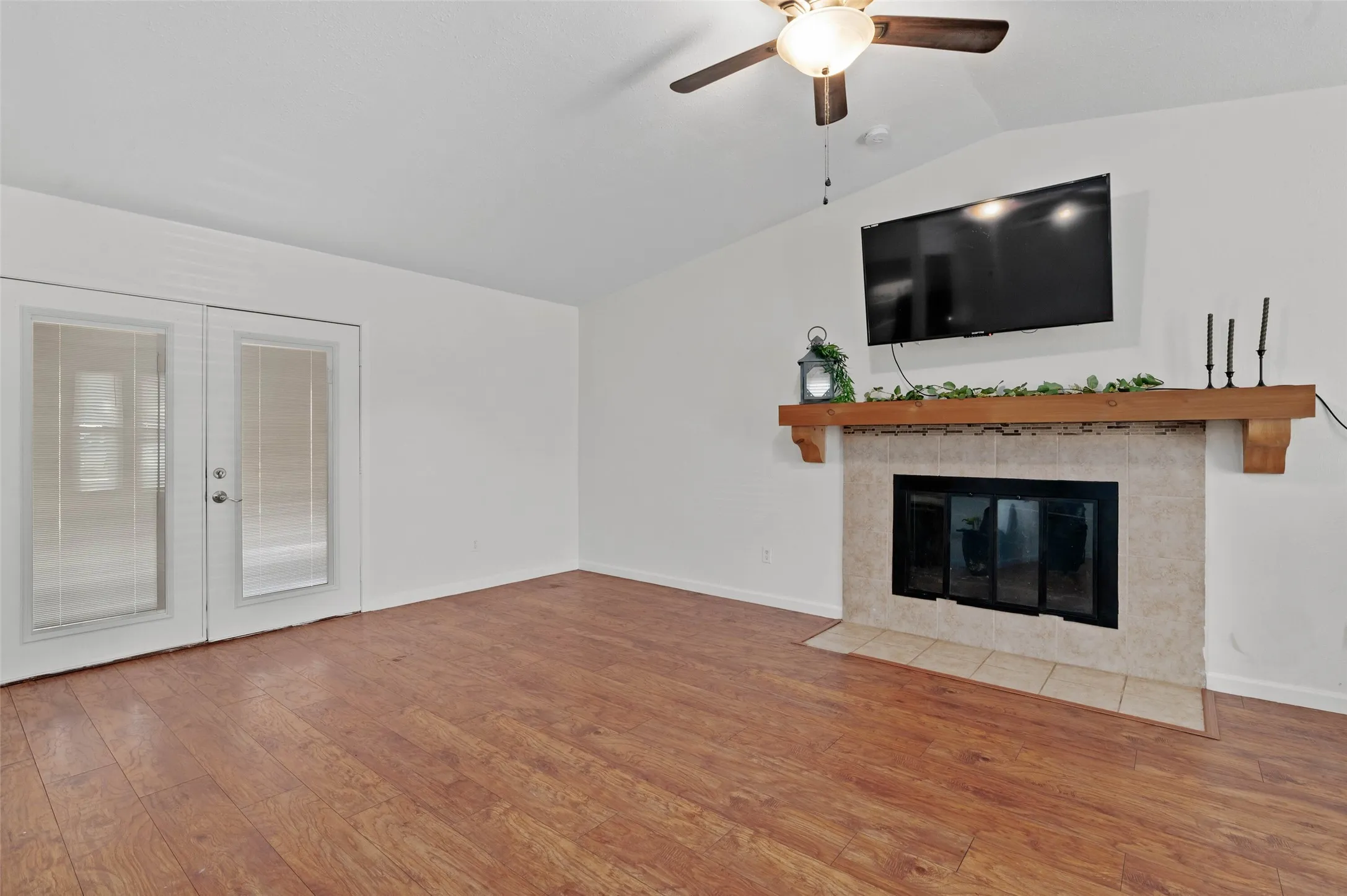 Single Family Residence For Sale in Denton County , 5514 Bishop Court, Lake Dallas, Texas 75065, 4 Bedroom, 2 Bathroom, 2 Garage spaces, 1,908 Sqft, built in 1976, mls#21331222, Real Estate Agent in Lake Dallas, Homes For Sale in Denton county, Homes For Sale in Lake Dallas, Realtor in Lake Dallas Texas, Real Estate Brokerage Independent Realty Texas, Luminita Cordes Realtor