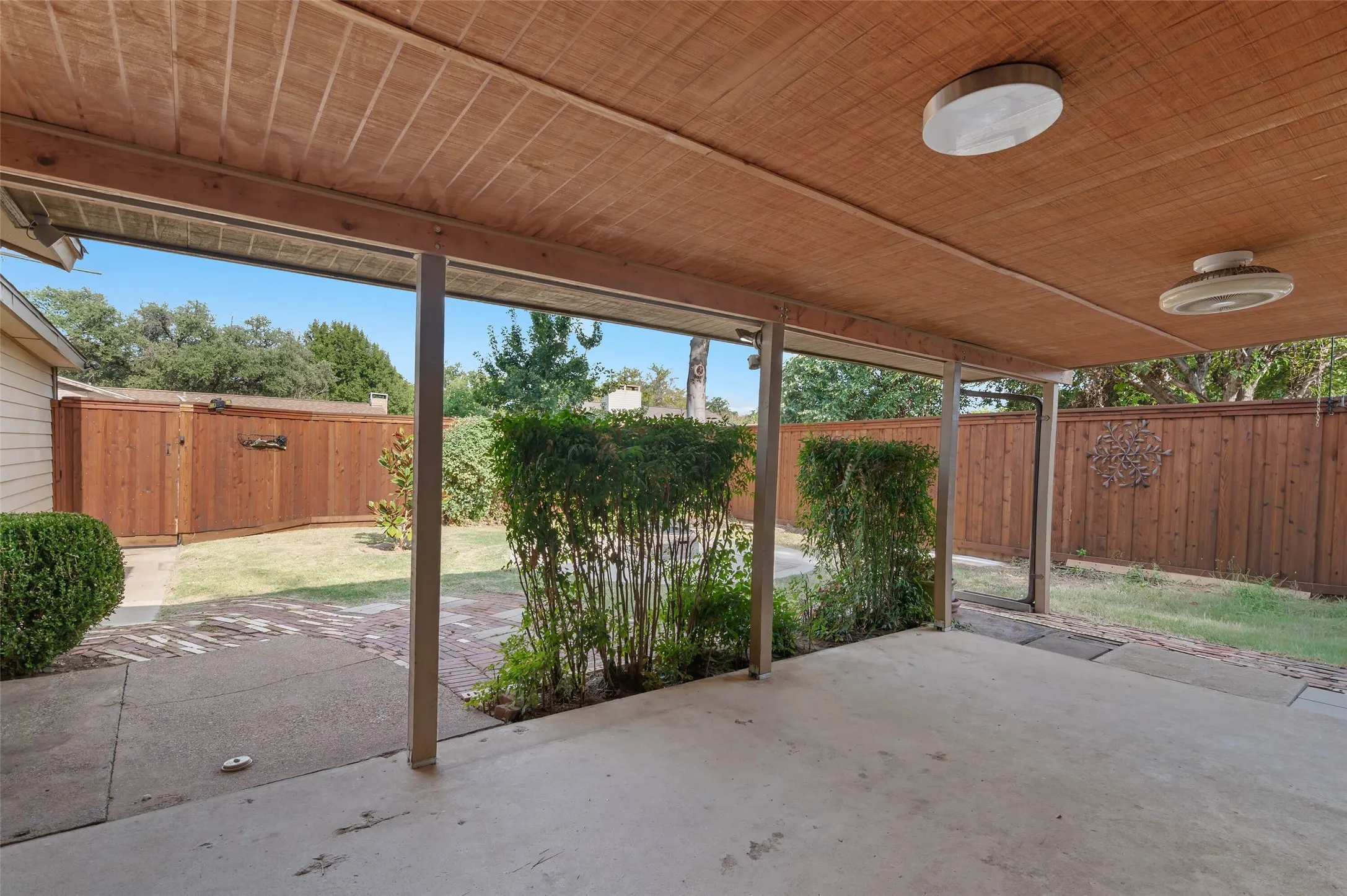 Single Family Residence For Sale in Denton County , 5514 Bishop Court, Lake Dallas, Texas 75065, 4 Bedroom, 2 Bathroom, 2 Garage spaces, 1,908 Sqft, built in 1976, mls#21331222, Real Estate Agent in Lake Dallas, Homes For Sale in Denton county, Homes For Sale in Lake Dallas, Realtor in Lake Dallas Texas, Real Estate Brokerage Independent Realty Texas, Luminita Cordes Realtor