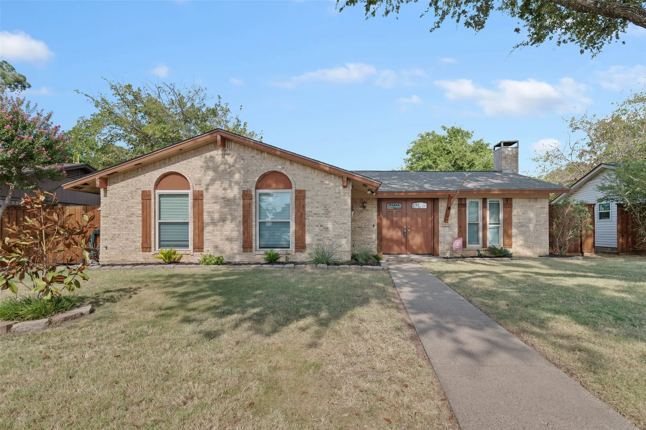Single Family Residence For Sale in Denton County , 5514 Bishop Court, Lake Dallas, Texas 75065, 4 Bedroom, 2 Bathroom, 2 Garage spaces, 1,908 Sqft, built in 1976, mls#21331222, Real Estate Agent in Lake Dallas, Homes For Sale in Denton county, Homes For Sale in Lake Dallas, Realtor in Lake Dallas Texas, Real Estate Brokerage Independent Realty Texas, Luminita Cordes Realtor