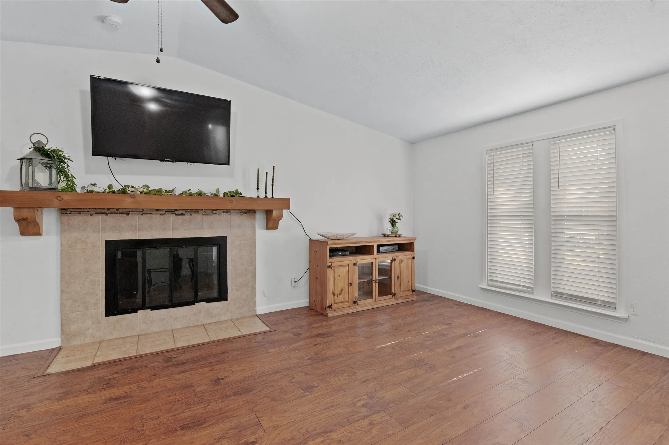 Single Family Residence For Sale in Denton County , 5514 Bishop Court, Lake Dallas, Texas 75065, 4 Bedroom, 2 Bathroom, 2 Garage spaces, 1,908 Sqft, built in 1976, mls#21331222, Real Estate Agent in Lake Dallas, Homes For Sale in Denton county, Homes For Sale in Lake Dallas, Realtor in Lake Dallas Texas, Real Estate Brokerage Independent Realty Texas, Luminita Cordes Realtor