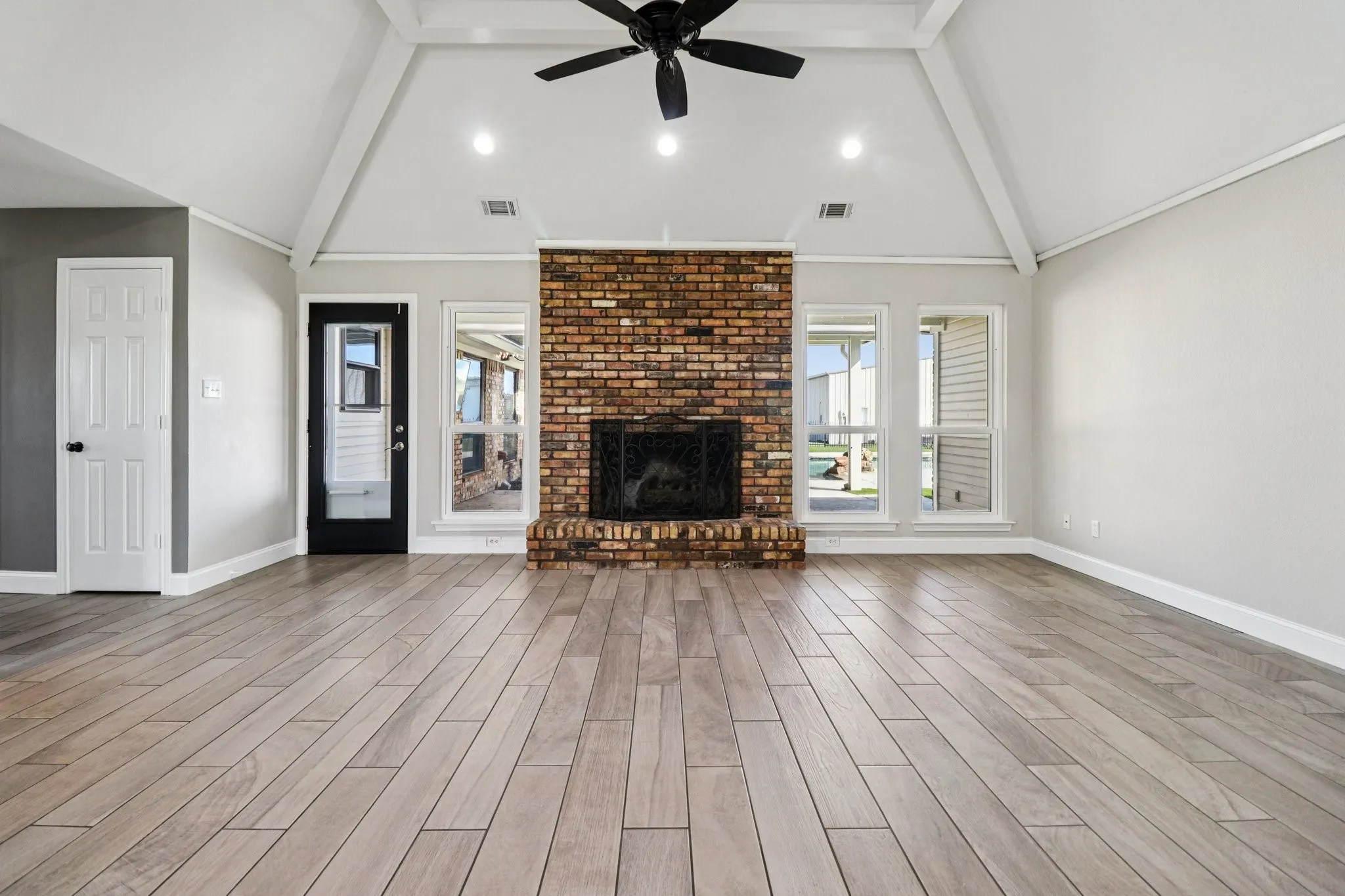 Single Family Residence For Sale in Rockwall County , 261 Meadowpark, Mclendon Chisholm, Texas 75032, 5 Bedroom, 4 Bathroom, 2 Garage spaces, 3,955 Sqft, built in 1991, mls#21352346, Real Estate Agent in Mclendon Chisholm, Homes For Sale in Rockwall county, Homes For Sale in Mclendon Chisholm, Realtor in Mclendon Chisholm Texas, Real Estate Brokerage Independent Realty Texas, Luminita Cordes Realtor