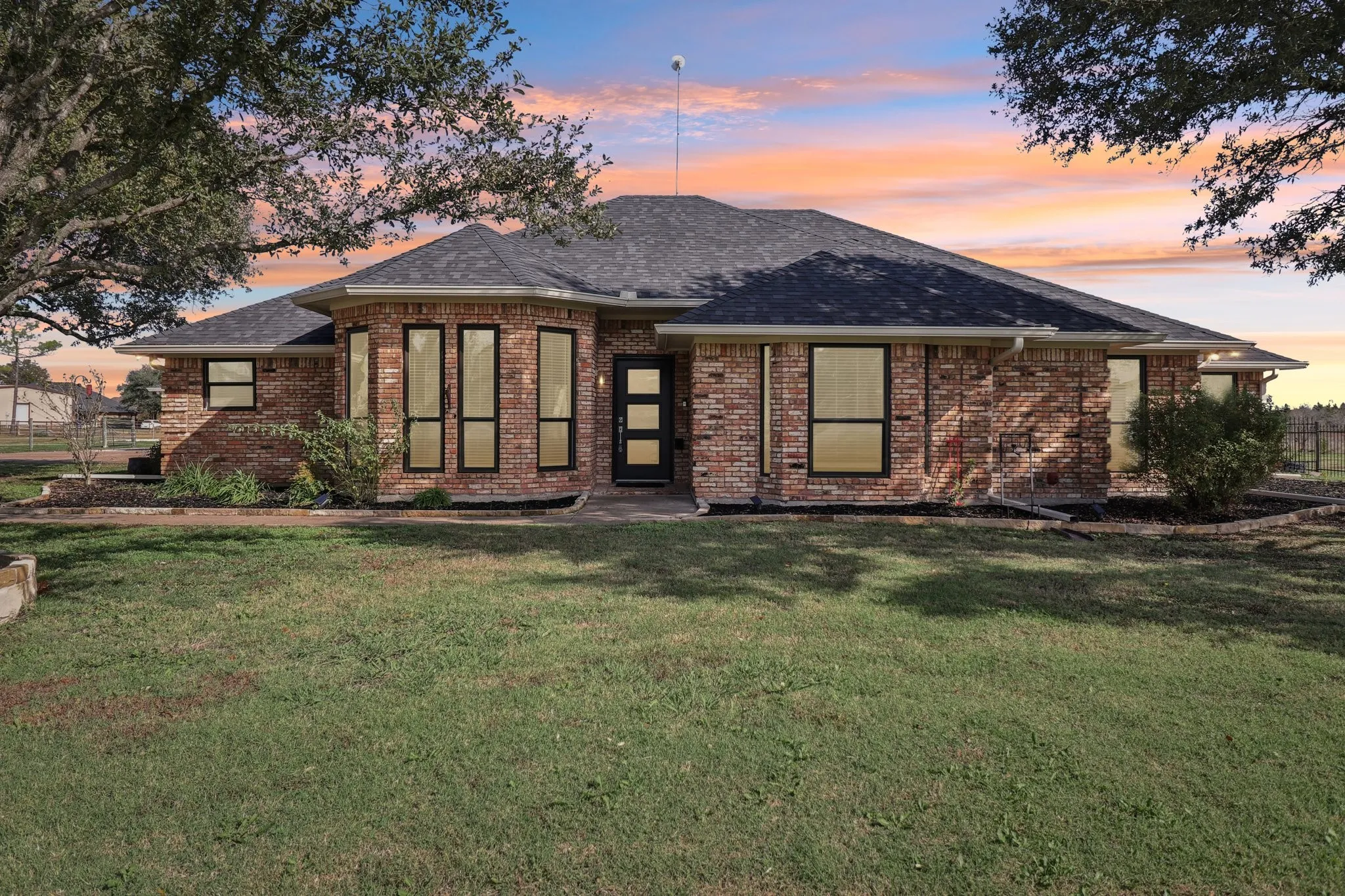 Single Family Residence For Sale in Rockwall County , 261 Meadowpark, Mclendon Chisholm, Texas 75032, 5 Bedroom, 4 Bathroom, 2 Garage spaces, 3,955 Sqft, built in 1991, mls#21352346, Real Estate Agent in Mclendon Chisholm, Homes For Sale in Rockwall county, Homes For Sale in Mclendon Chisholm, Realtor in Mclendon Chisholm Texas, Real Estate Brokerage Independent Realty Texas, Luminita Cordes Realtor
