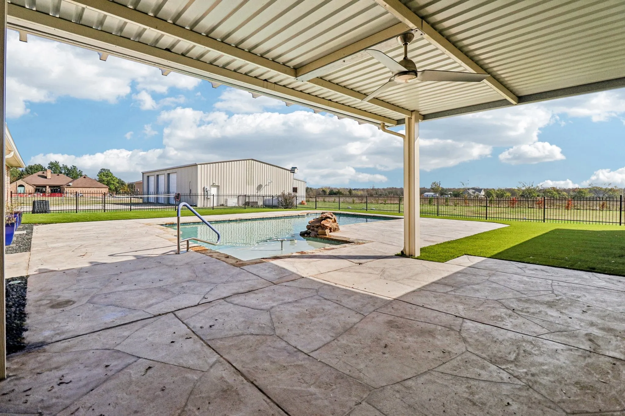 Single Family Residence For Sale in Rockwall County , 261 Meadowpark, Mclendon Chisholm, Texas 75032, 5 Bedroom, 4 Bathroom, 2 Garage spaces, 3,955 Sqft, built in 1991, mls#21352346, Real Estate Agent in Mclendon Chisholm, Homes For Sale in Rockwall county, Homes For Sale in Mclendon Chisholm, Realtor in Mclendon Chisholm Texas, Real Estate Brokerage Independent Realty Texas, Luminita Cordes Realtor