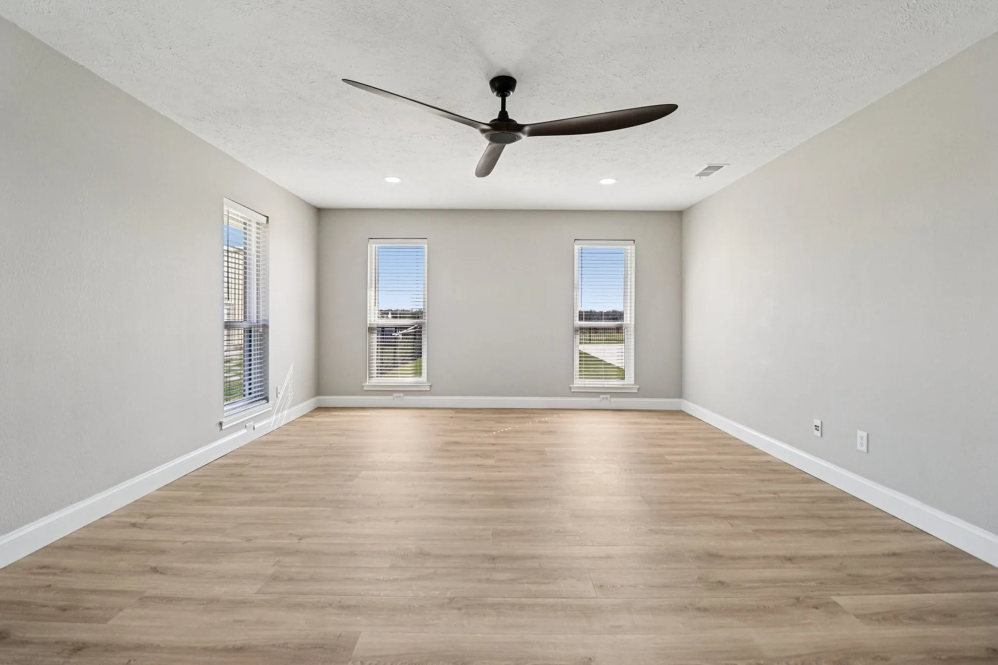 Single Family Residence For Sale in Rockwall County , 261 Meadowpark, Mclendon Chisholm, Texas 75032, 5 Bedroom, 4 Bathroom, 2 Garage spaces, 3,955 Sqft, built in 1991, mls#21352346, Real Estate Agent in Mclendon Chisholm, Homes For Sale in Rockwall county, Homes For Sale in Mclendon Chisholm, Realtor in Mclendon Chisholm Texas, Real Estate Brokerage Independent Realty Texas, Luminita Cordes Realtor