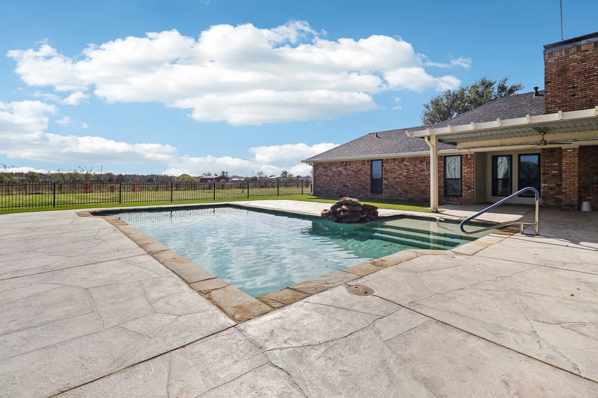 Single Family Residence For Sale in Rockwall County , 261 Meadowpark, Mclendon Chisholm, Texas 75032, 5 Bedroom, 4 Bathroom, 2 Garage spaces, 3,955 Sqft, built in 1991, mls#21352346, Real Estate Agent in Mclendon Chisholm, Homes For Sale in Rockwall county, Homes For Sale in Mclendon Chisholm, Realtor in Mclendon Chisholm Texas, Real Estate Brokerage Independent Realty Texas, Luminita Cordes Realtor