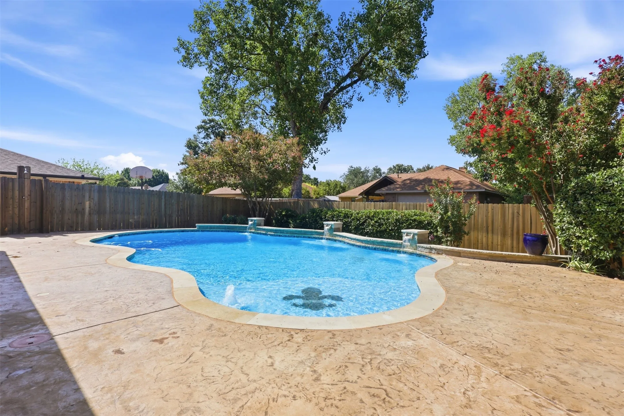 Single Family Residence For Sale in Denton County , 1550 Oak Creek Drive, Lewisville, Texas 75077, 3 Bedroom, 2 Bathroom, 2 Garage spaces, 1,975 Sqft, built in 1980, mls#21352325, Real Estate Agent in Lewisville, Homes For Sale in Denton county, Homes For Sale in Lewisville, Realtor in Lewisville Texas, Real Estate Brokerage Independent Realty Texas, Luminita Cordes Realtor