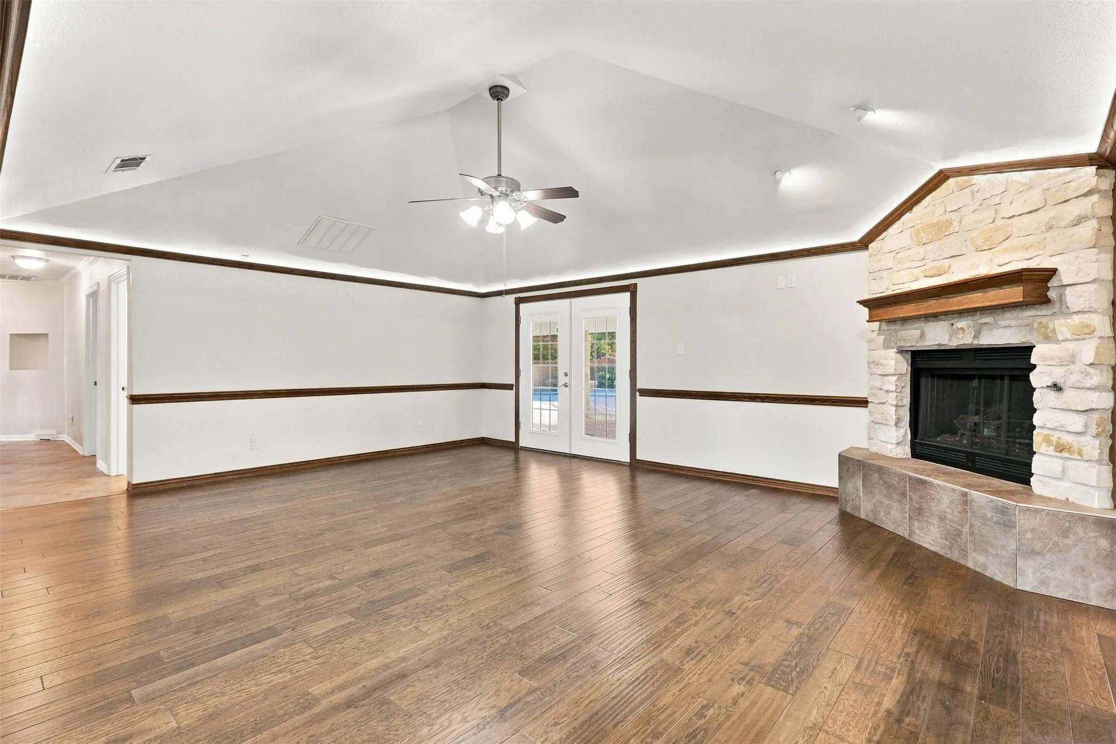 Single Family Residence For Sale in Denton County , 1550 Oak Creek Drive, Lewisville, Texas 75077, 3 Bedroom, 2 Bathroom, 2 Garage spaces, 1,975 Sqft, built in 1980, mls#21352325, Real Estate Agent in Lewisville, Homes For Sale in Denton county, Homes For Sale in Lewisville, Realtor in Lewisville Texas, Real Estate Brokerage Independent Realty Texas, Luminita Cordes Realtor