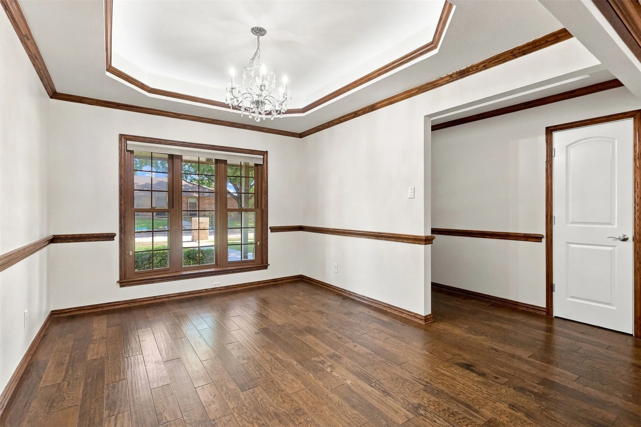 Single Family Residence For Sale in Denton County , 1550 Oak Creek Drive, Lewisville, Texas 75077, 3 Bedroom, 2 Bathroom, 2 Garage spaces, 1,975 Sqft, built in 1980, mls#21352325, Real Estate Agent in Lewisville, Homes For Sale in Denton county, Homes For Sale in Lewisville, Realtor in Lewisville Texas, Real Estate Brokerage Independent Realty Texas, Luminita Cordes Realtor