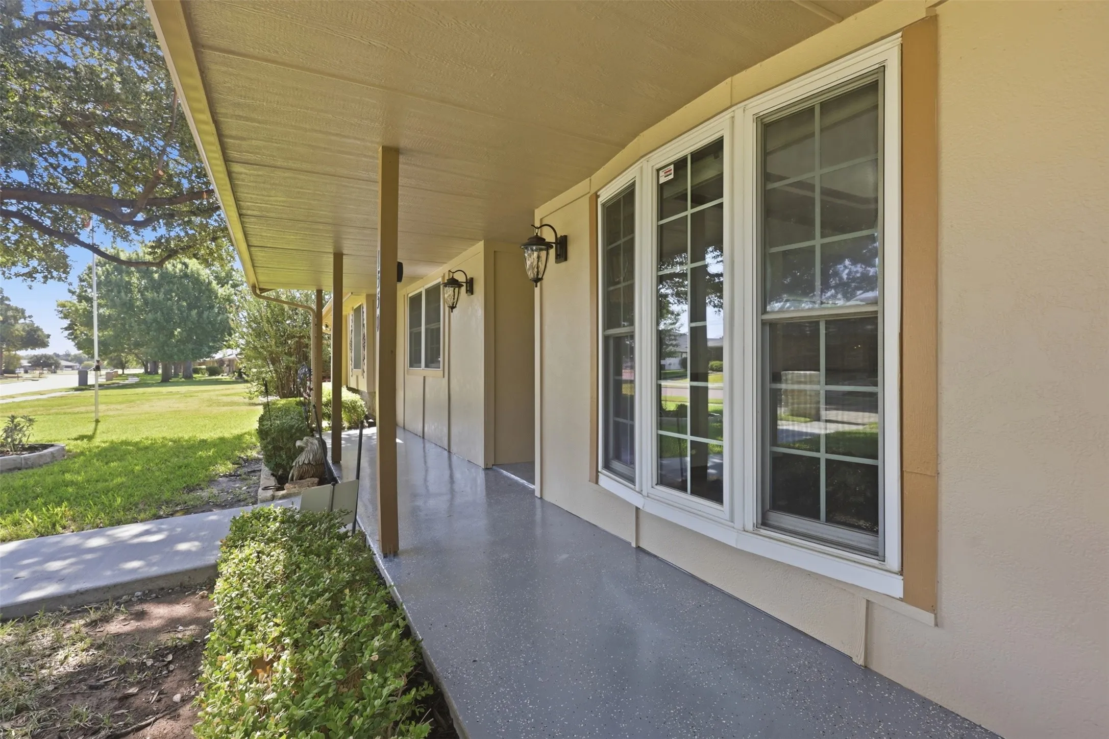 Single Family Residence For Sale in Denton County , 1550 Oak Creek Drive, Lewisville, Texas 75077, 3 Bedroom, 2 Bathroom, 2 Garage spaces, 1,975 Sqft, built in 1980, mls#21352325, Real Estate Agent in Lewisville, Homes For Sale in Denton county, Homes For Sale in Lewisville, Realtor in Lewisville Texas, Real Estate Brokerage Independent Realty Texas, Luminita Cordes Realtor