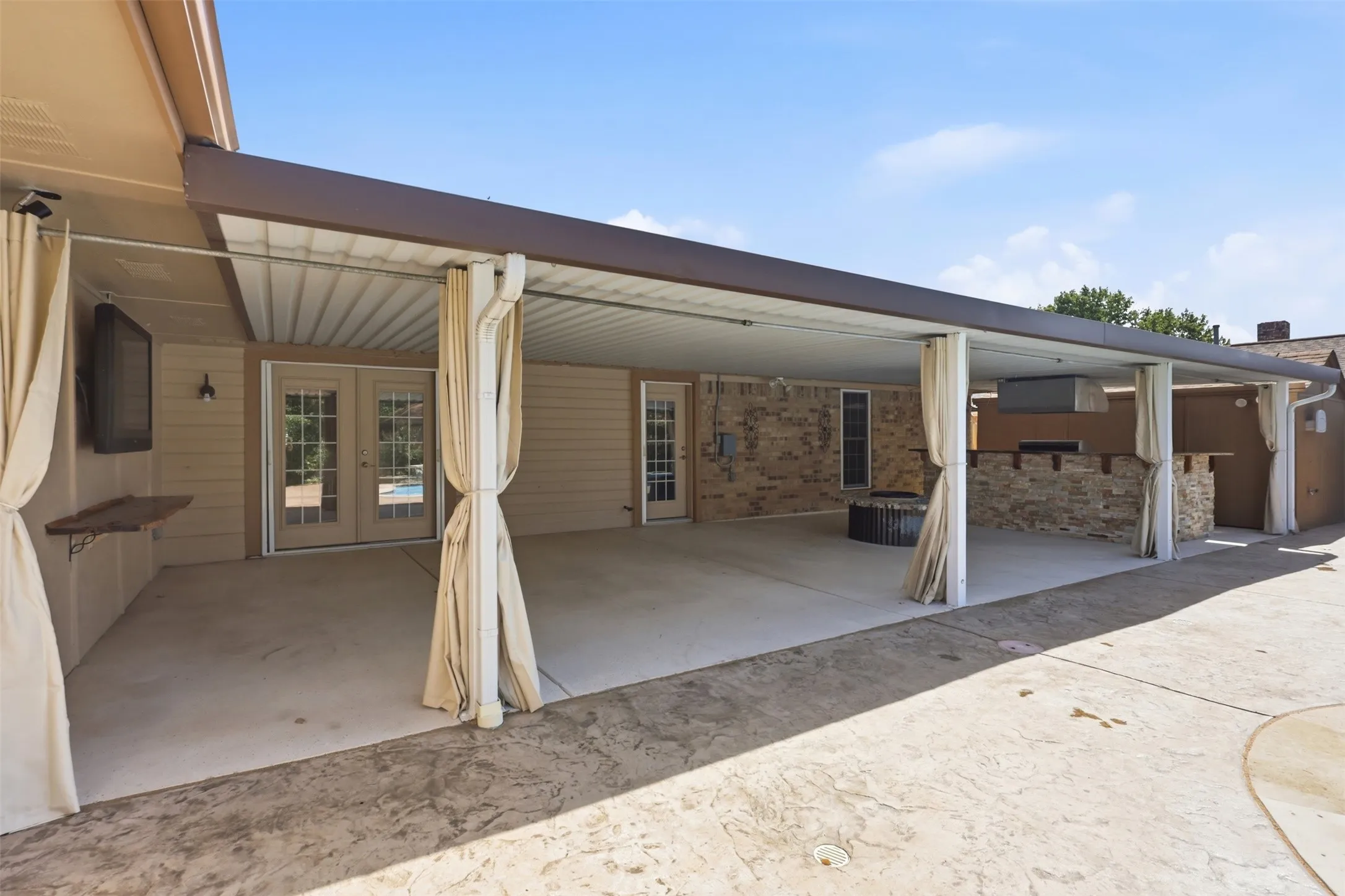 Single Family Residence For Sale in Denton County , 1550 Oak Creek Drive, Lewisville, Texas 75077, 3 Bedroom, 2 Bathroom, 2 Garage spaces, 1,975 Sqft, built in 1980, mls#21352325, Real Estate Agent in Lewisville, Homes For Sale in Denton county, Homes For Sale in Lewisville, Realtor in Lewisville Texas, Real Estate Brokerage Independent Realty Texas, Luminita Cordes Realtor